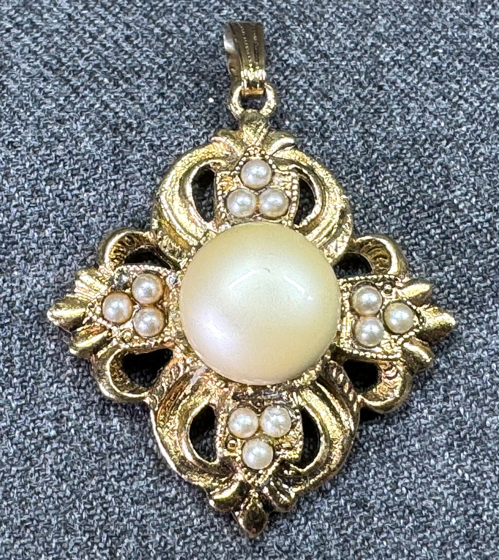 Vintage Florenza style pearly beads goldtone metal pendant (1 of 5)