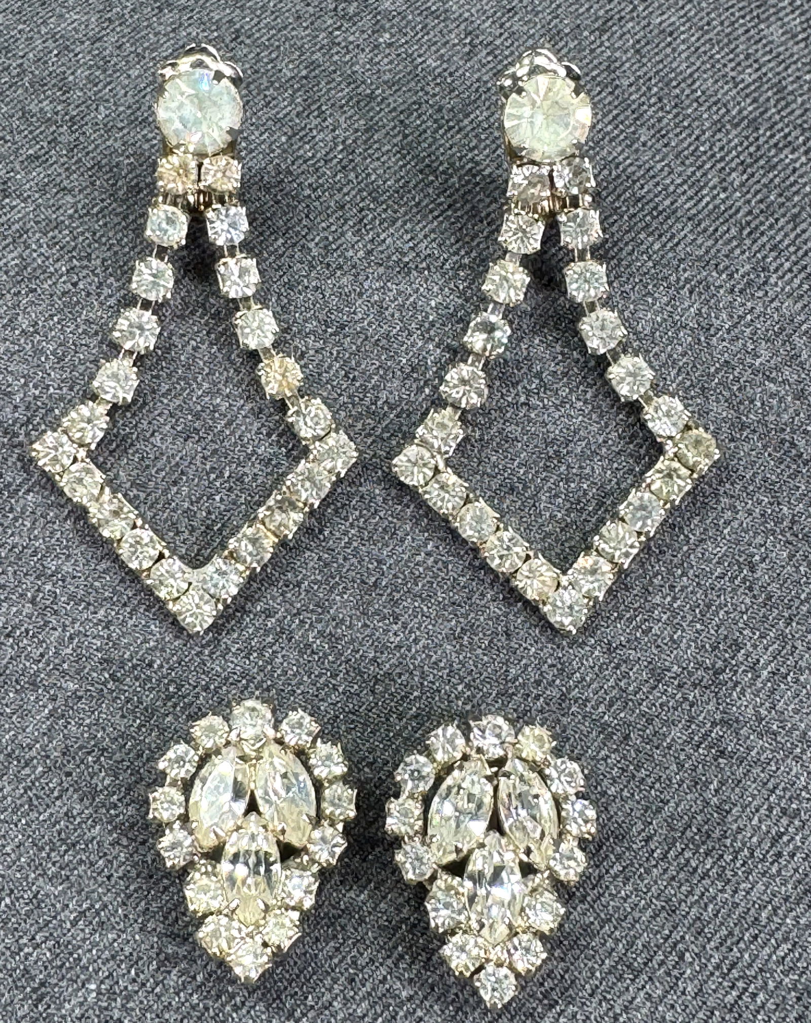Vintage crystals silvertone metal brop & chandelier clip on earrings.: IN HOUSE FLAT SHIPPING & HANDLING COST WITHIN ALL THE U.S. : $7 To bypass LiveShipping, and use our In-House shipping service for $7 or shipping combined for multiple lots, please select “Arrange Yo