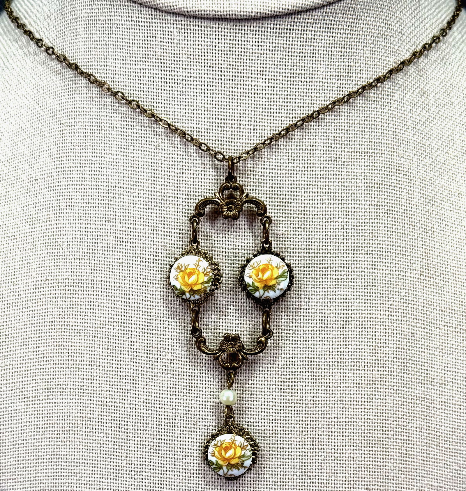 Vintage floral porcelain & pearly bead dark gold-toned lavalier necklace: Vintage floral porcelain & pearly bead dark gold-toned lavalier pendant chain strap necklace. Unmarked. For measures please refer to the pictures taken with a measuring tape. Weight: 7 Grams . IN HOUS