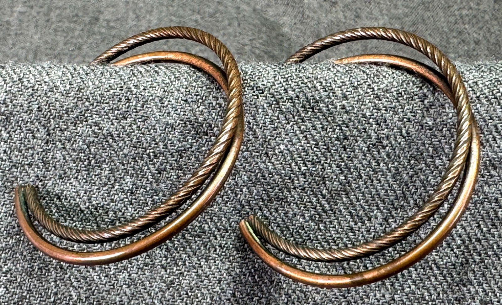 Vintage twisted & plain coppered-toned hoops stud earrings. (1 of 5)