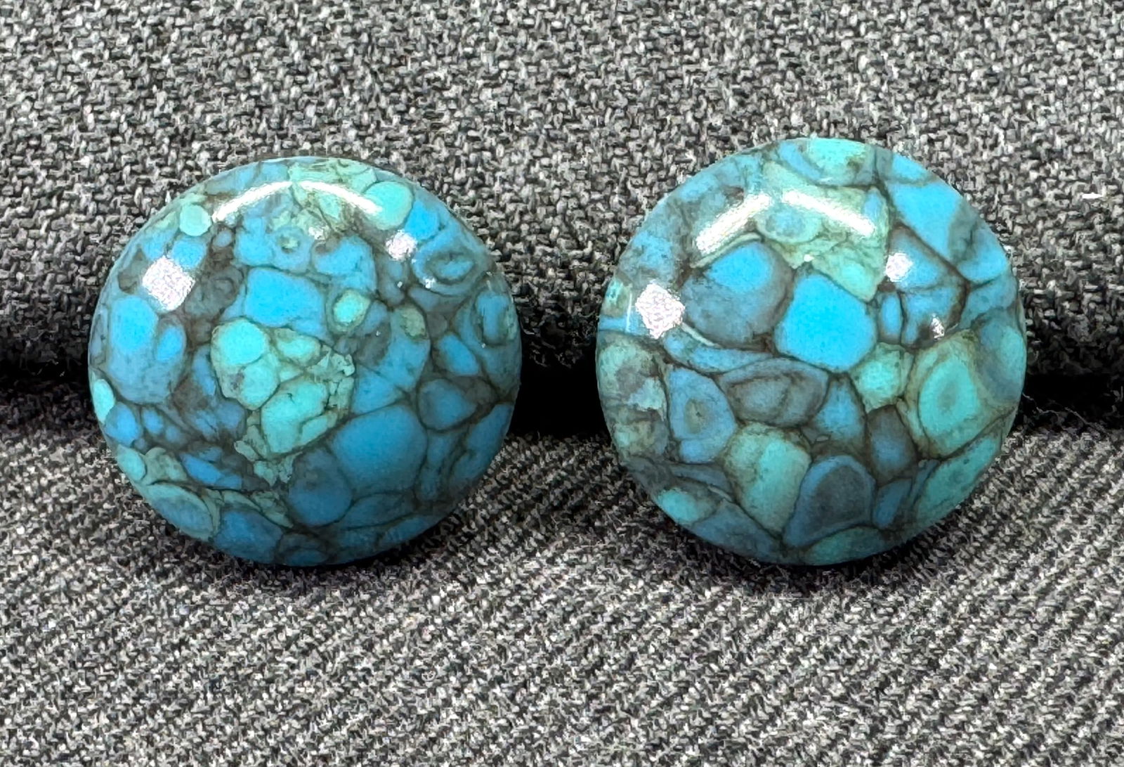 Vintage simile turquoise gold-toned metal button covers. Lot of 2: Vintage simile turquoise gold-toned metal button covers. Lot of 2. Unmarked. For measures please refer to the pictures taken with a measuring tape. Weight: 8 Grams . IN HOUSE FLAT SHIPPING & HANDLING