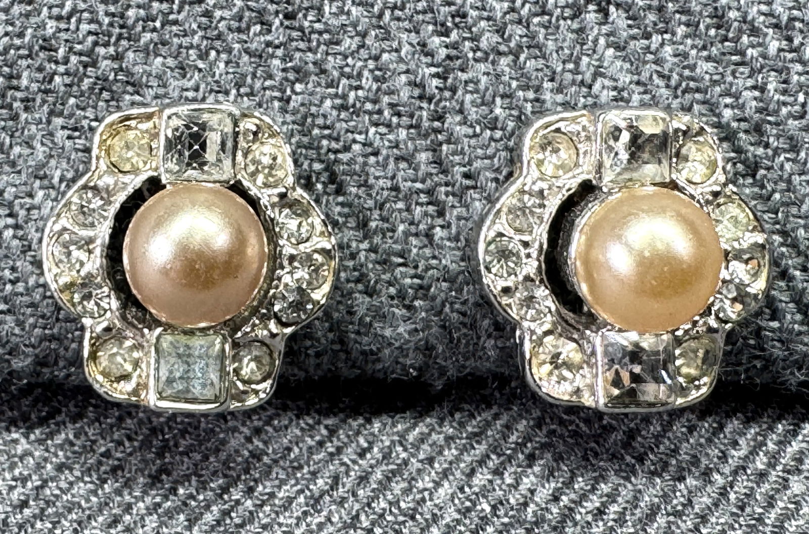 Vintage pearly bead & crystals pot metal screw back earrings (1 of 4)