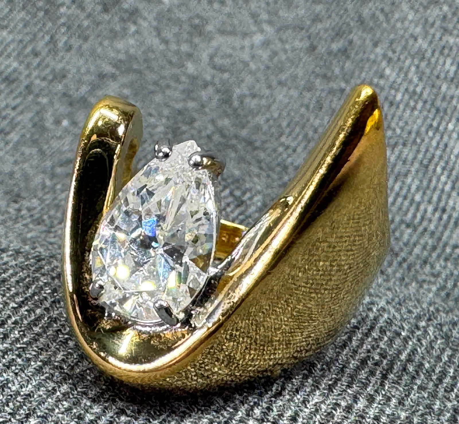 Vintage CZ 18K HGE gold-plated ring: Vintage CZ 18K HGE gold-plated ring. Marked 18K HGE and unreadable marker marks. For measures please refer to the pictures taken with a measuring tape. Weight: 12 Grams . IN HOUSE FLAT SHIPPING & HAND