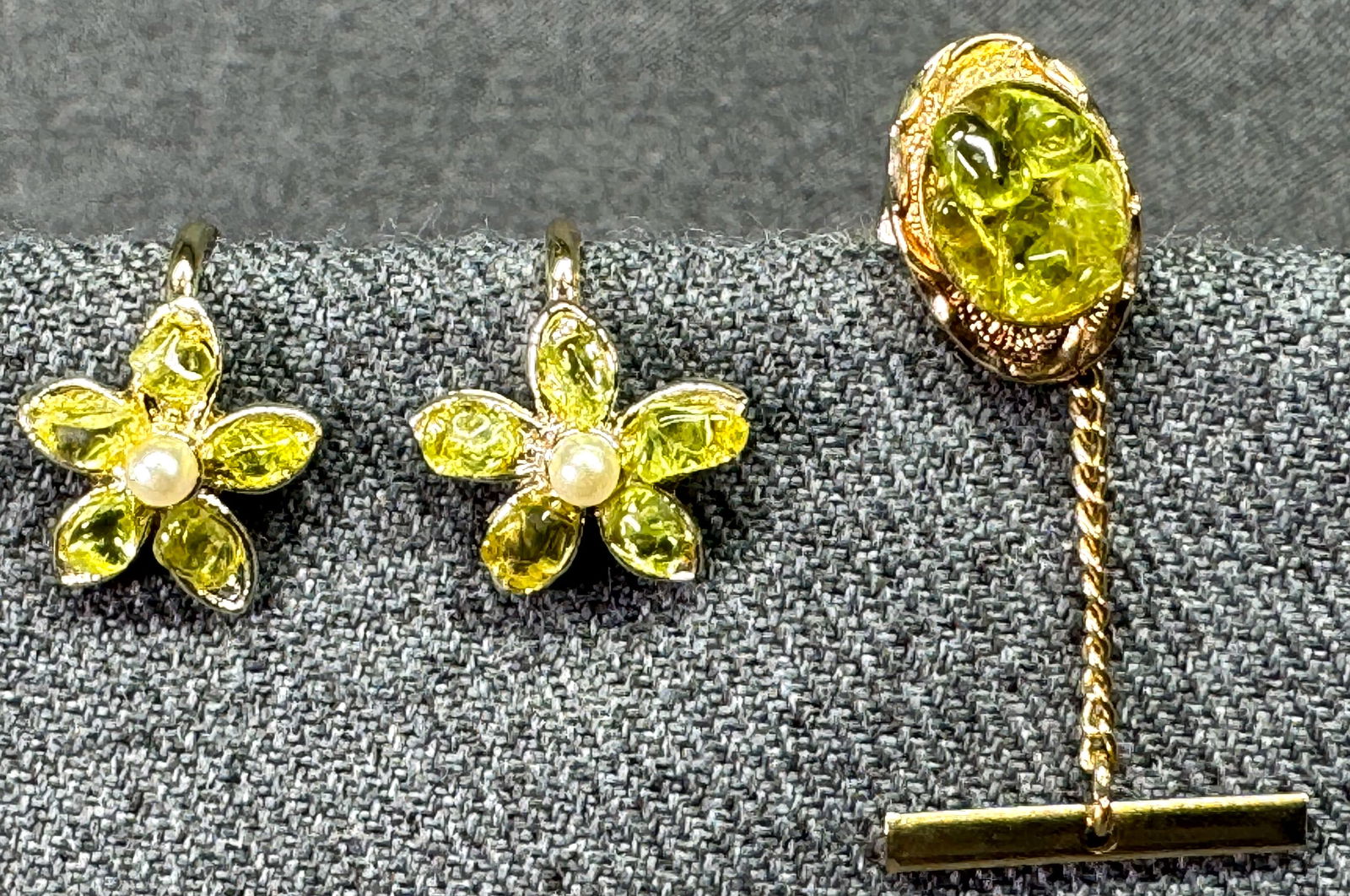 Vintage pearly bead & peridot chips gold-toned flower screw earrings & lapel pin: Vintage pearly bead & peridot chips gold-toned flower screw back earrings & lapel pin. Unmarked. For measures please refer to the pictures taken with a measuring tape. Weight: 9 Grams . IN HOUSE FLAT