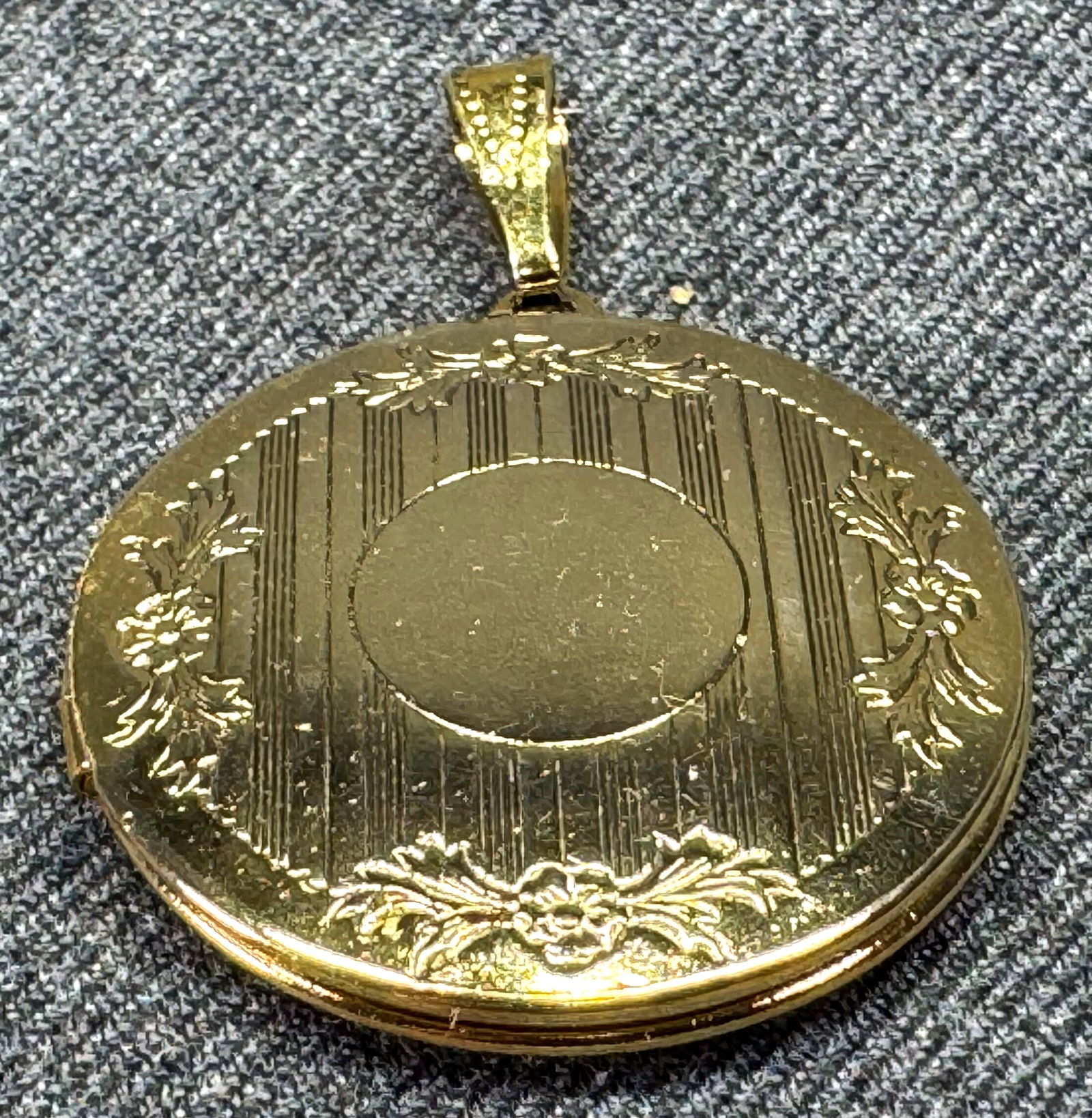 Vintage blank monogram space gold-toned locket pendant (1 of 4)