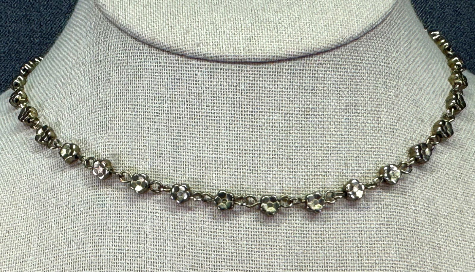 Vintage gold-toned plastic flower chain necklace (1 of 4)