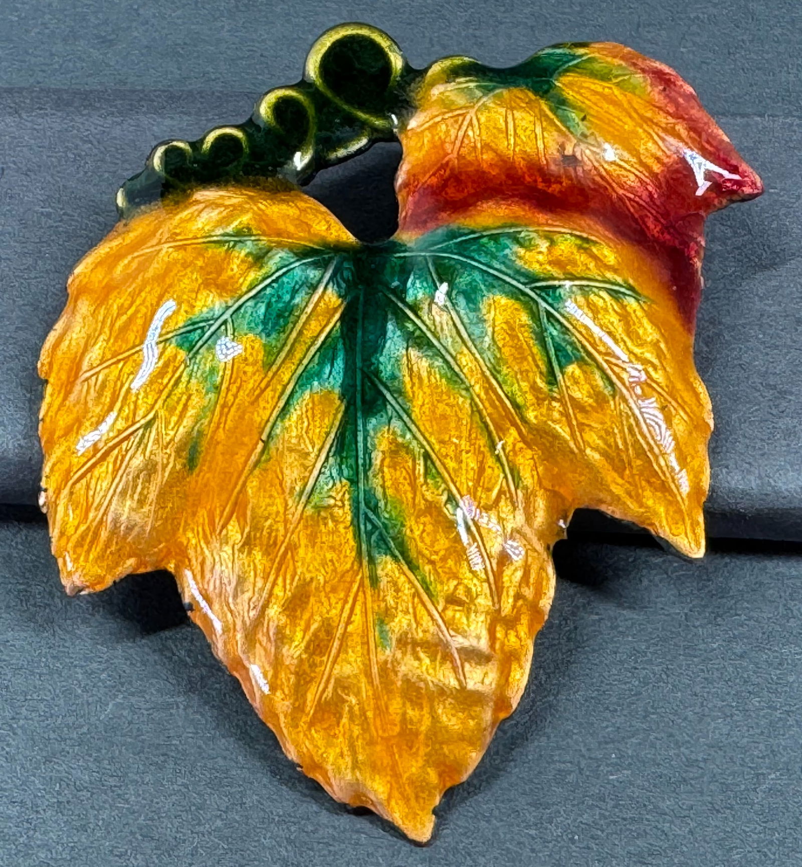 Vintage enameled metal fall colors leaves pin brooch. (1 of 8)