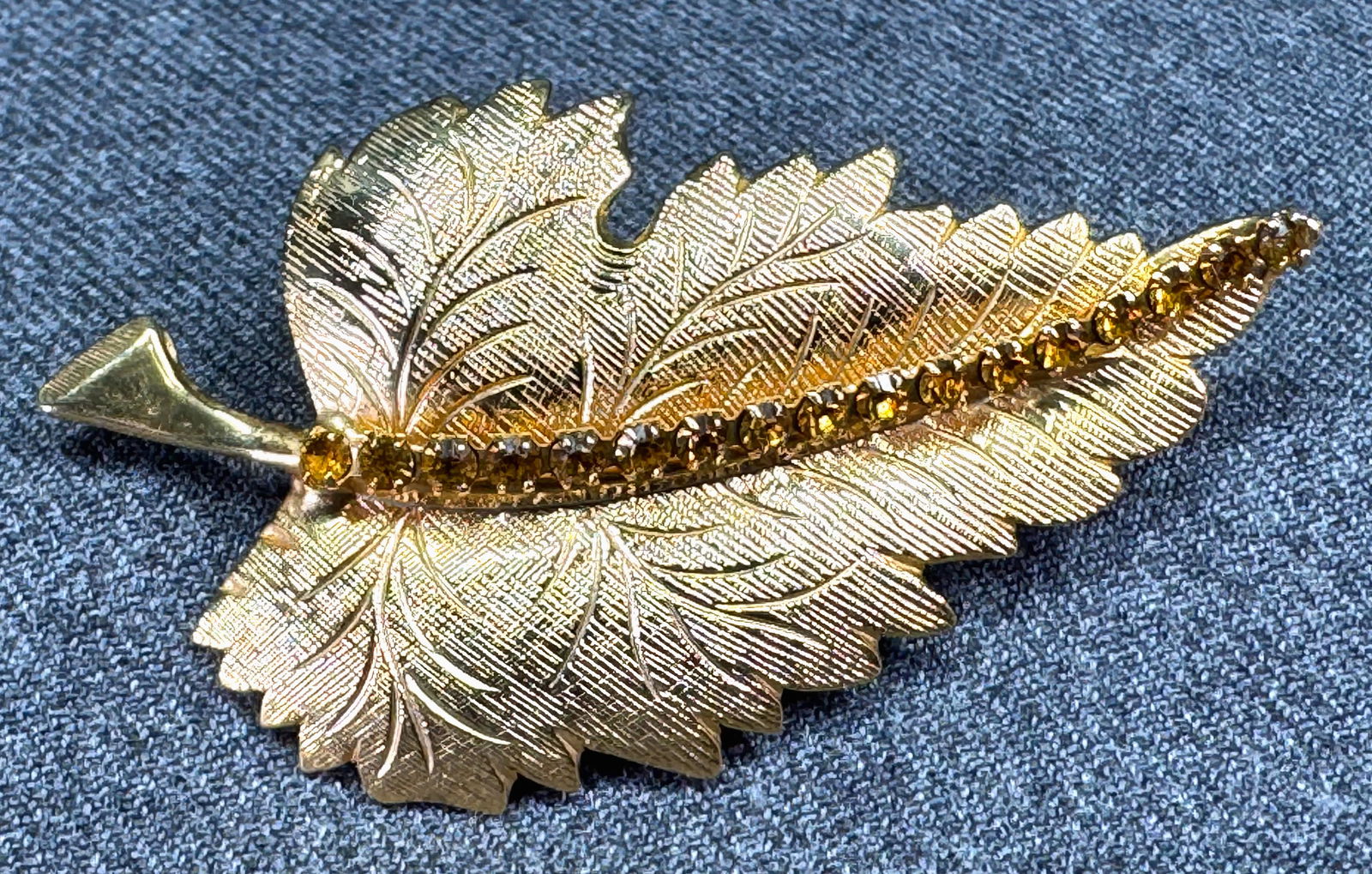 Vintage golden rhinestones goldtone metal leaf pin brooch (1 of 6)