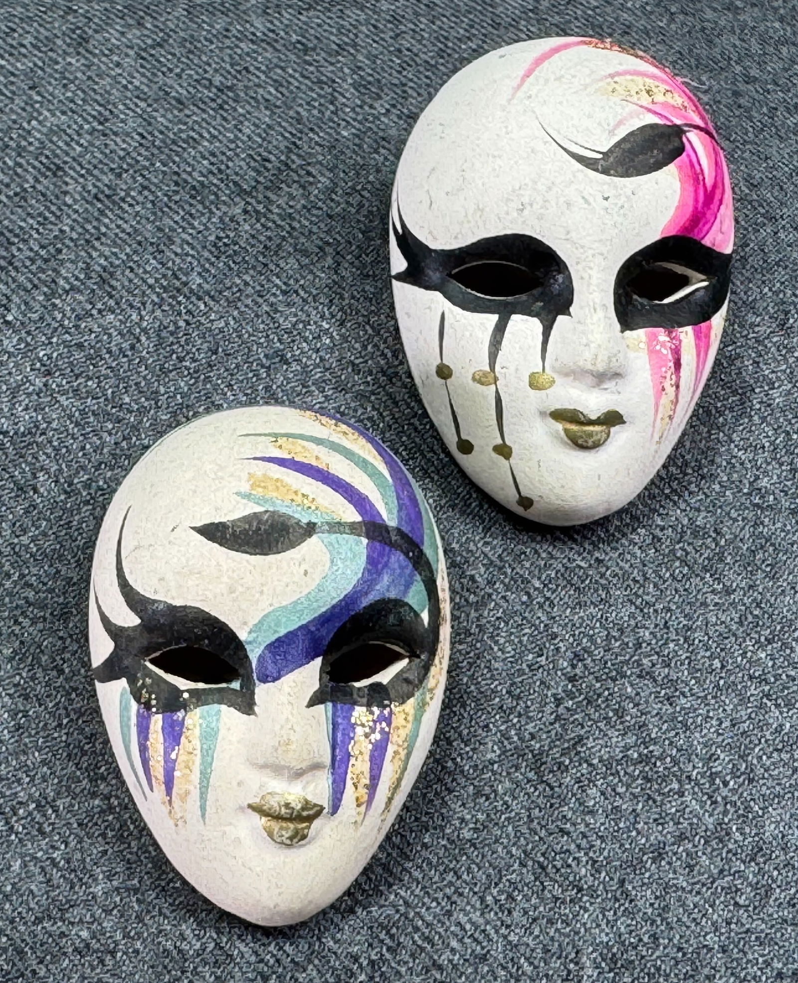 Vintage assorted hand painted pottery Mardi Gras mask pin brooches. Lot of 2 (1 of 8)