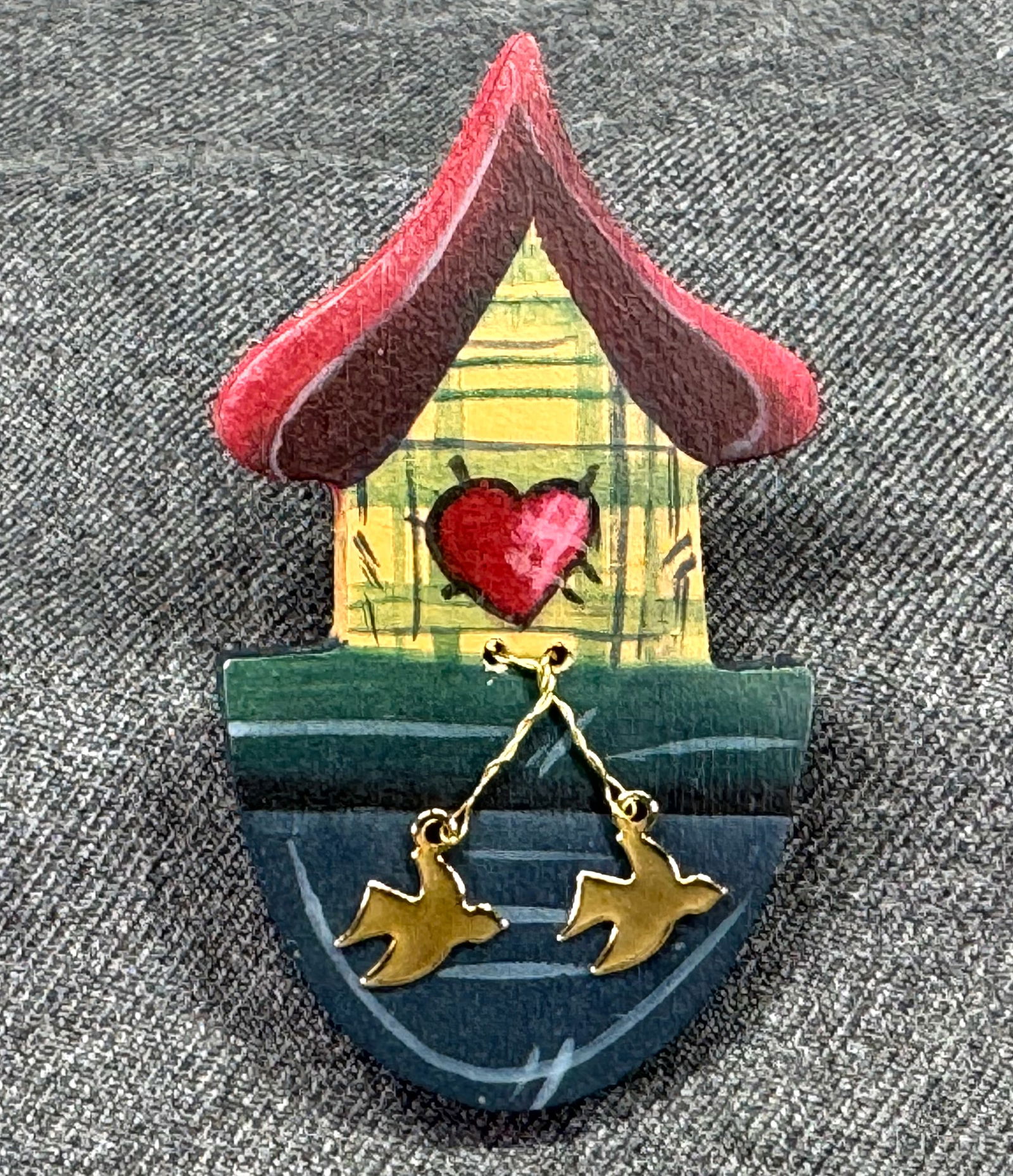 Vintage arty hand painted wooden birdhouse with goltone metal birds dangles pin brooch (1 of 5)