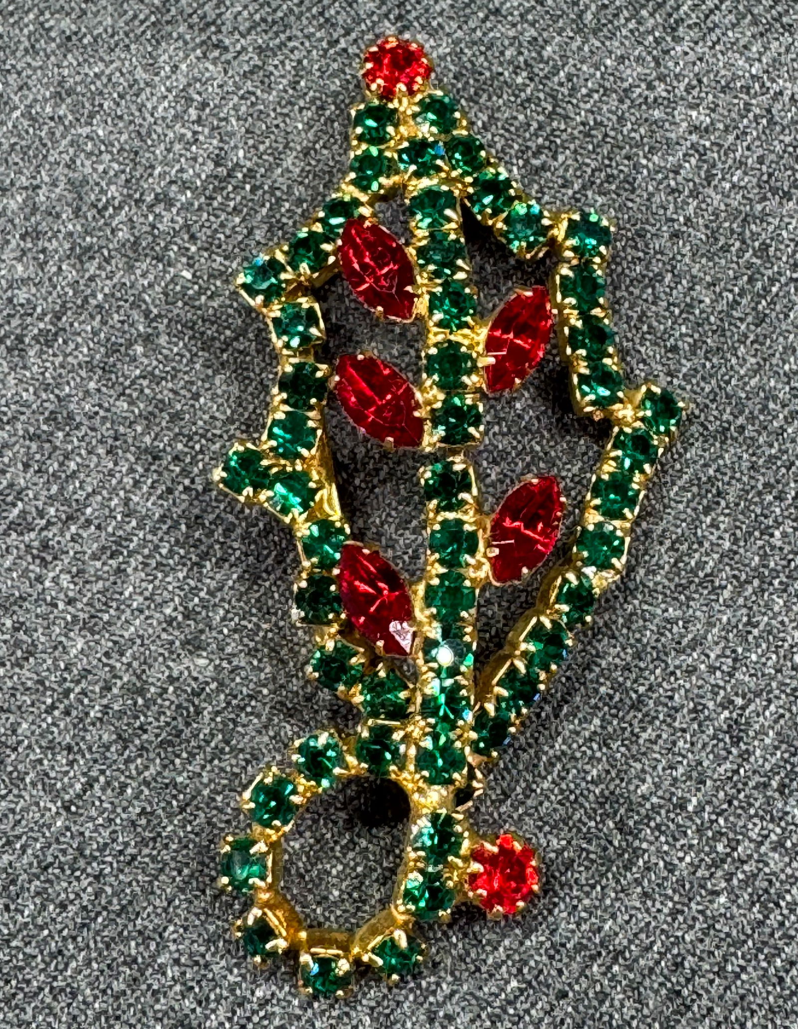 Vintage red & green crystals goldtoned Holly Mistle Toe leaf brooch pin (1 of 7)
