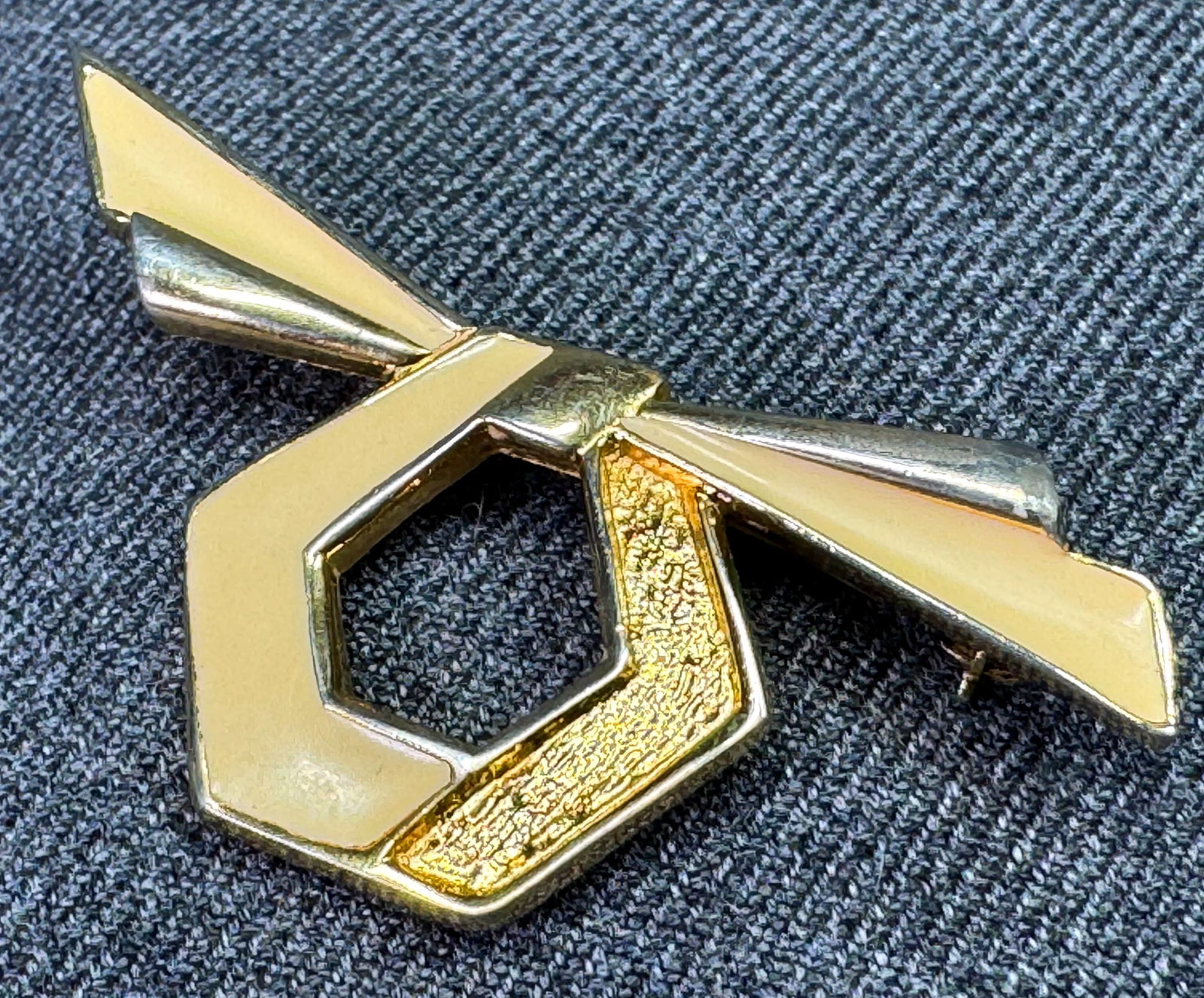 Vintage Monet creamy enamel gold-toned metal brooch pin (1 of 5)