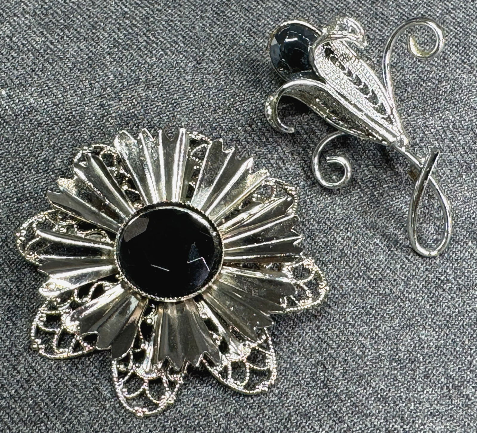 Vintage faceted glass beads filigree silvertone metal pin brooches. (1 of 11)