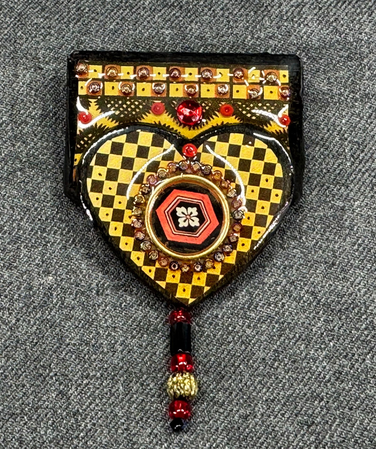 Vintage Betty Williams Carbol images of the heart brooch pin (1 of 7)