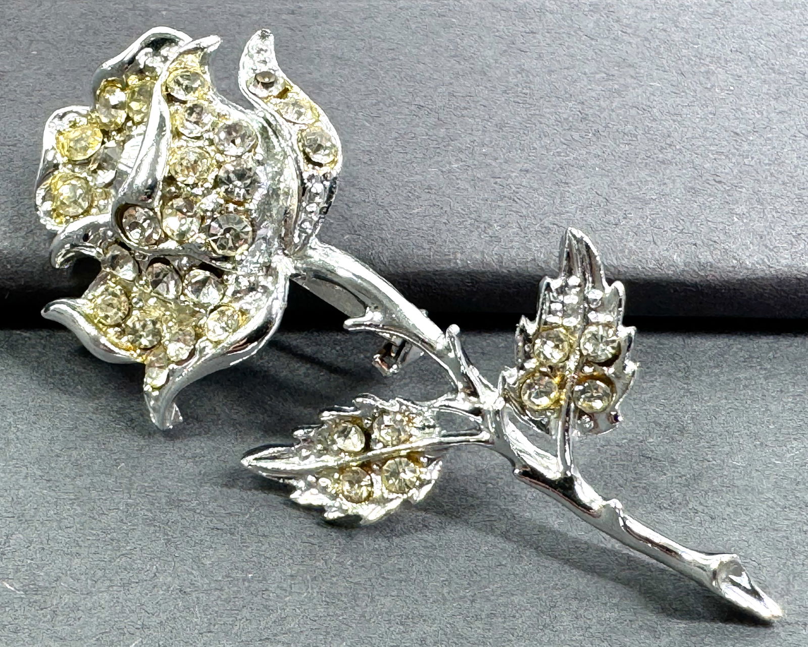Vintage clear rhinestones silvertone metal flower pin brooch. (1 of 7)