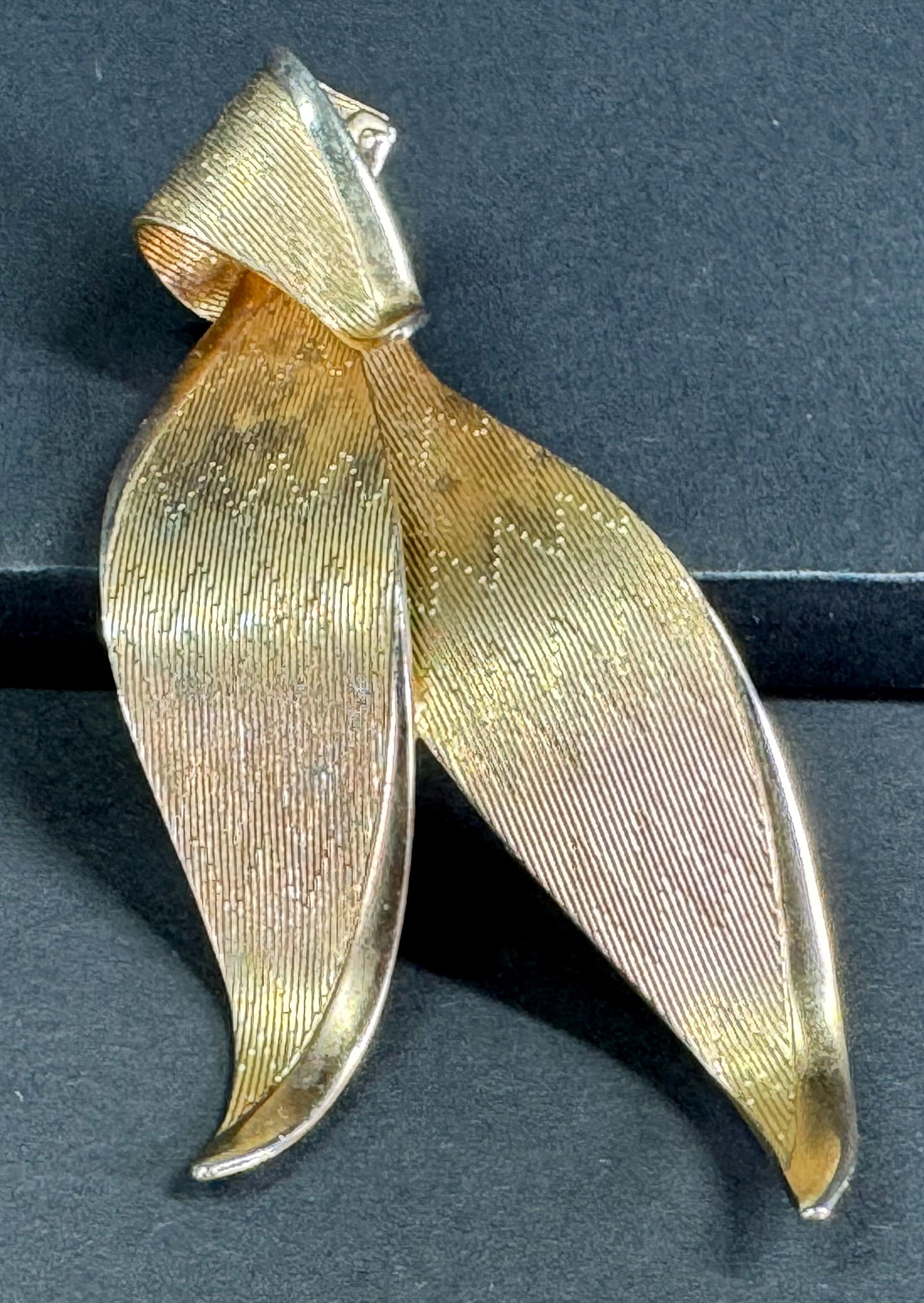 Vintage textured goldtone metal leaves pin brooch. (1 of 7)