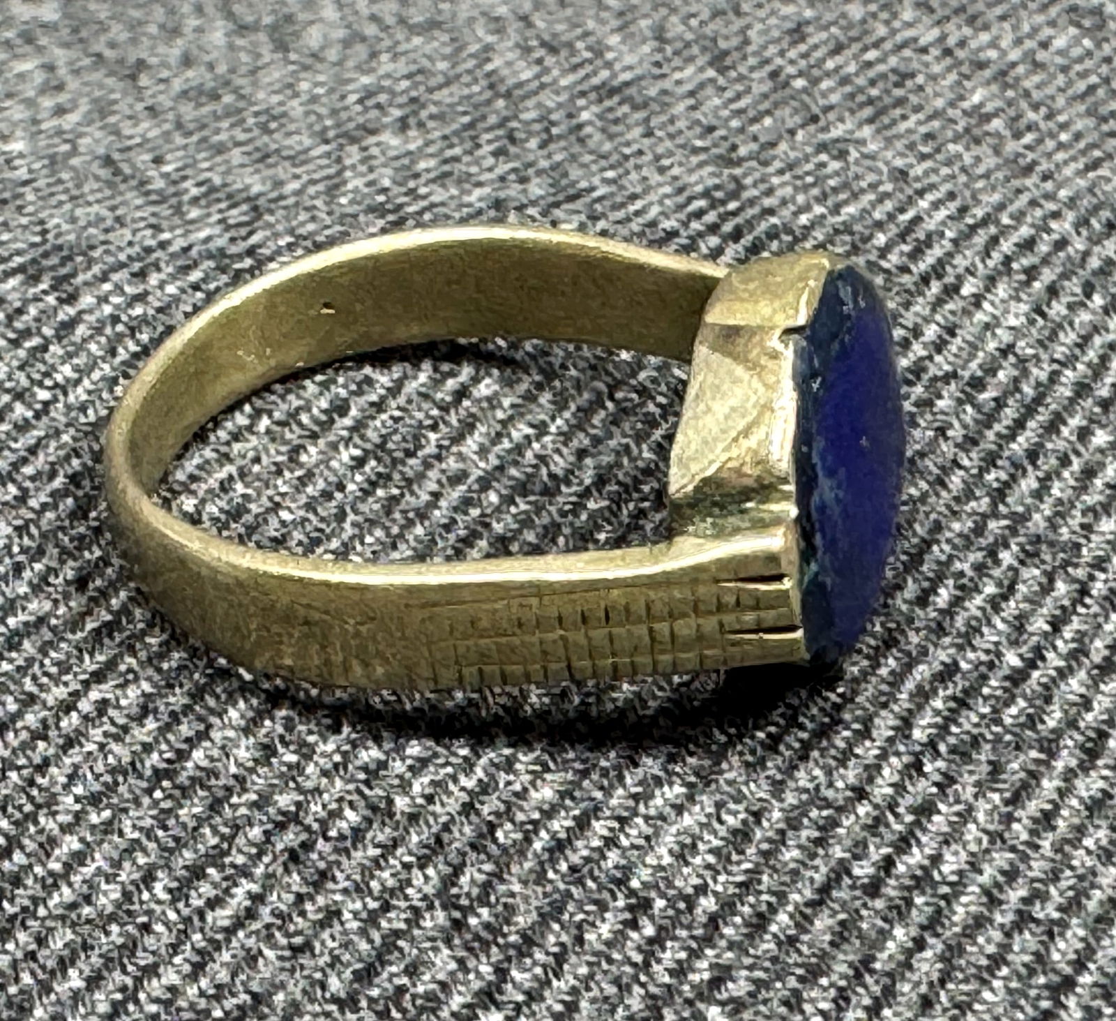 Vintage ethnic blue resin silvertone metal ring (1 of 9)