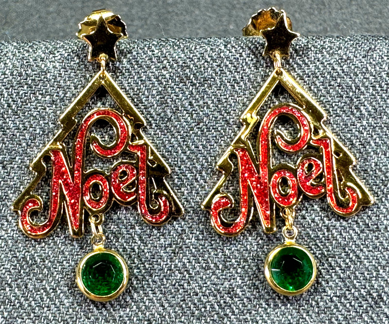 Vintage Avon green crystal bezel set enamel goldtone Noel Christmas stud earrings: IN HOUSE FLAT SHIPPING & HANDLING COST WITHIN ALL THE U.S. : $7 To bypass LiveShipping, and use our In-House shipping service for $7 or shipping combined for multiple lots, please select “Arrange Yo