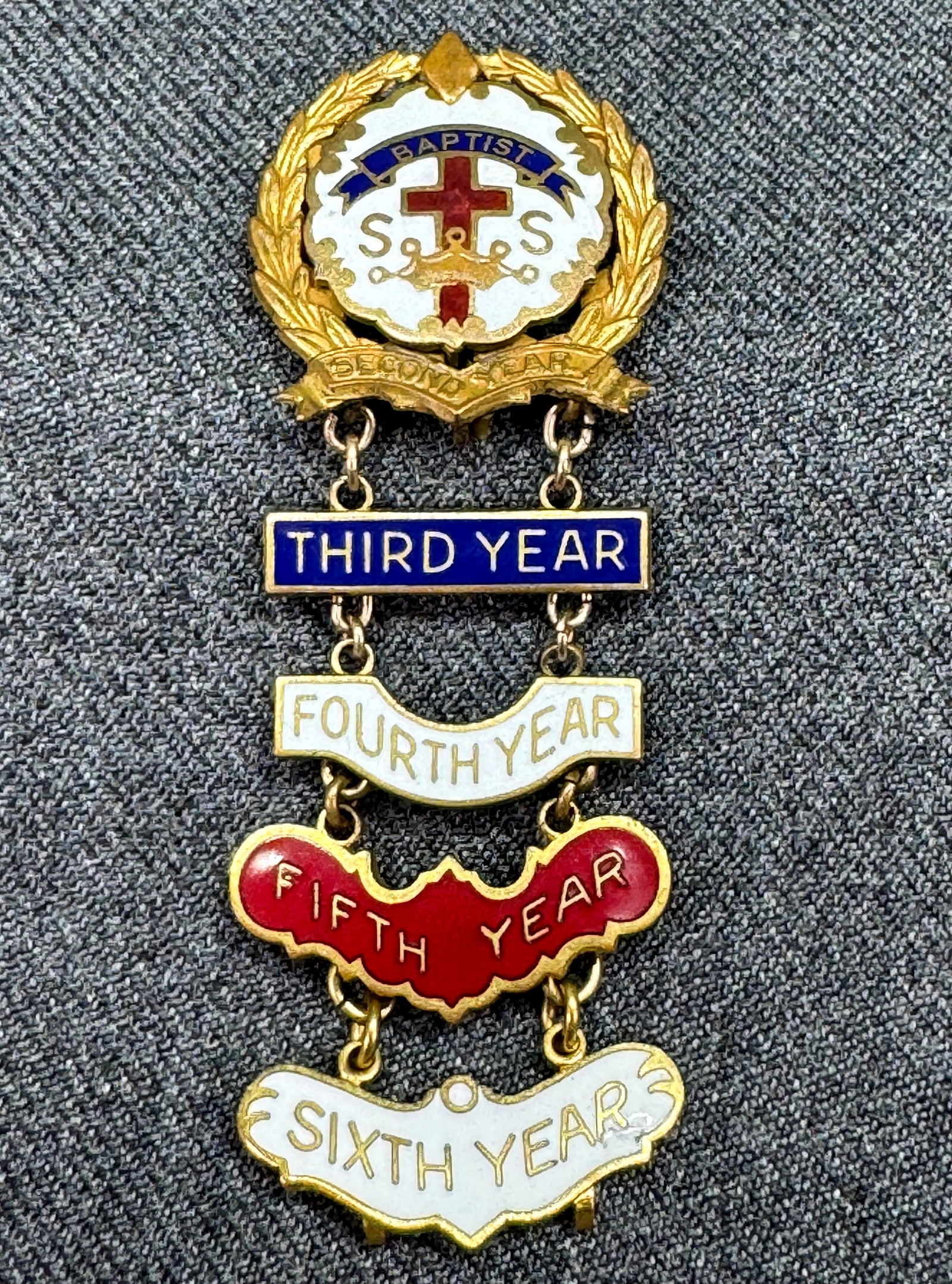 Vintage Lutheran Religious Enamel gold-toned 7 Years Service Pin (1 of 4)