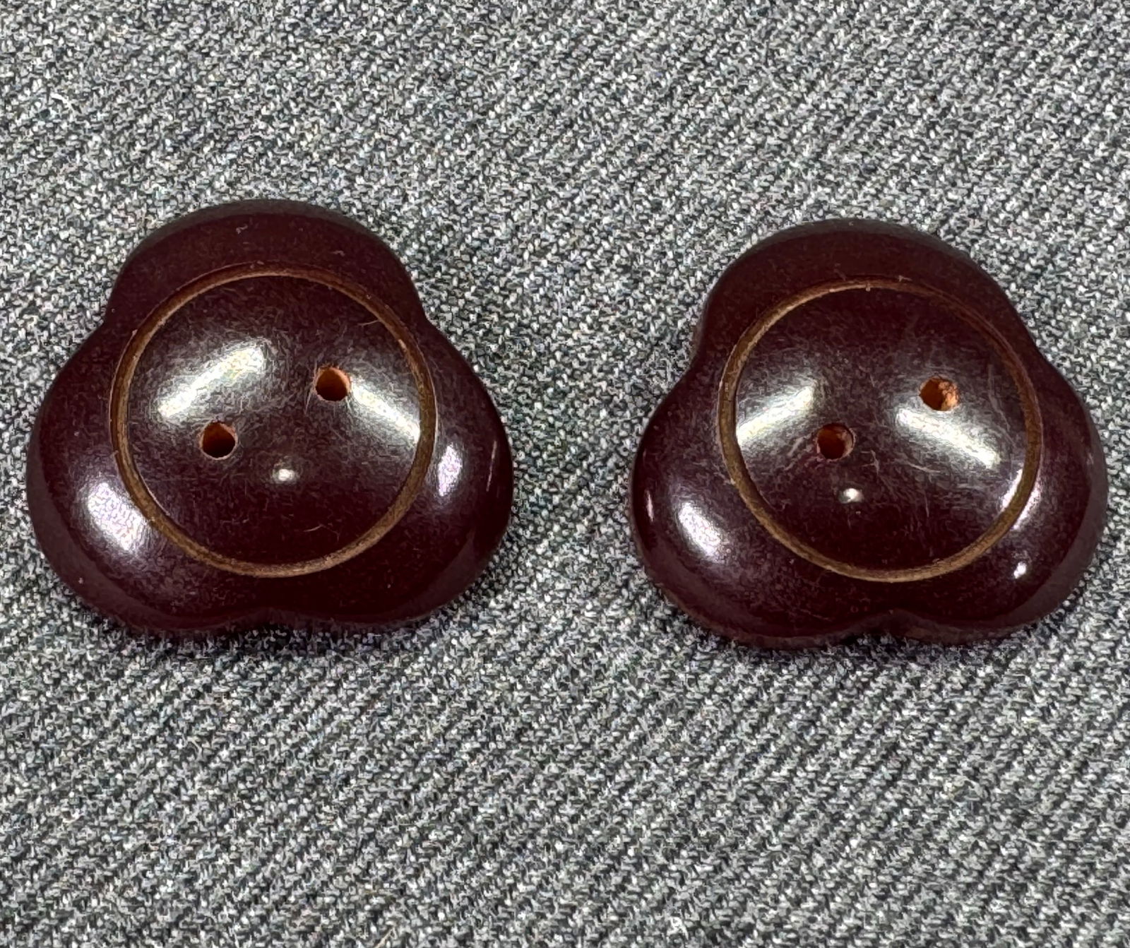 Vintage carved burgundy bakelite (tested) dome flower buttons. Lot of 2 (1 of 4)