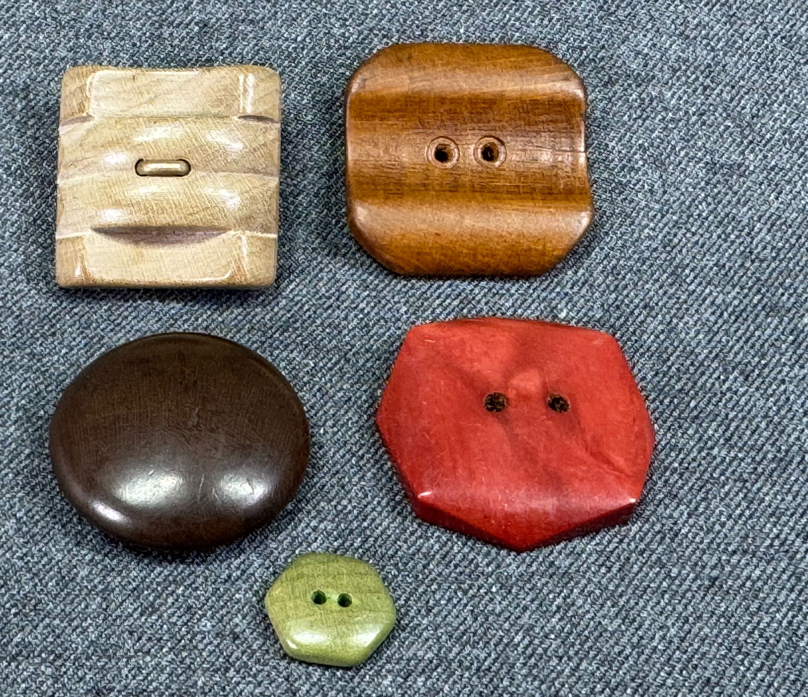 Vintage assorted dyed wooden belt buckle & buttons. Lot of 5 (1 of 5)