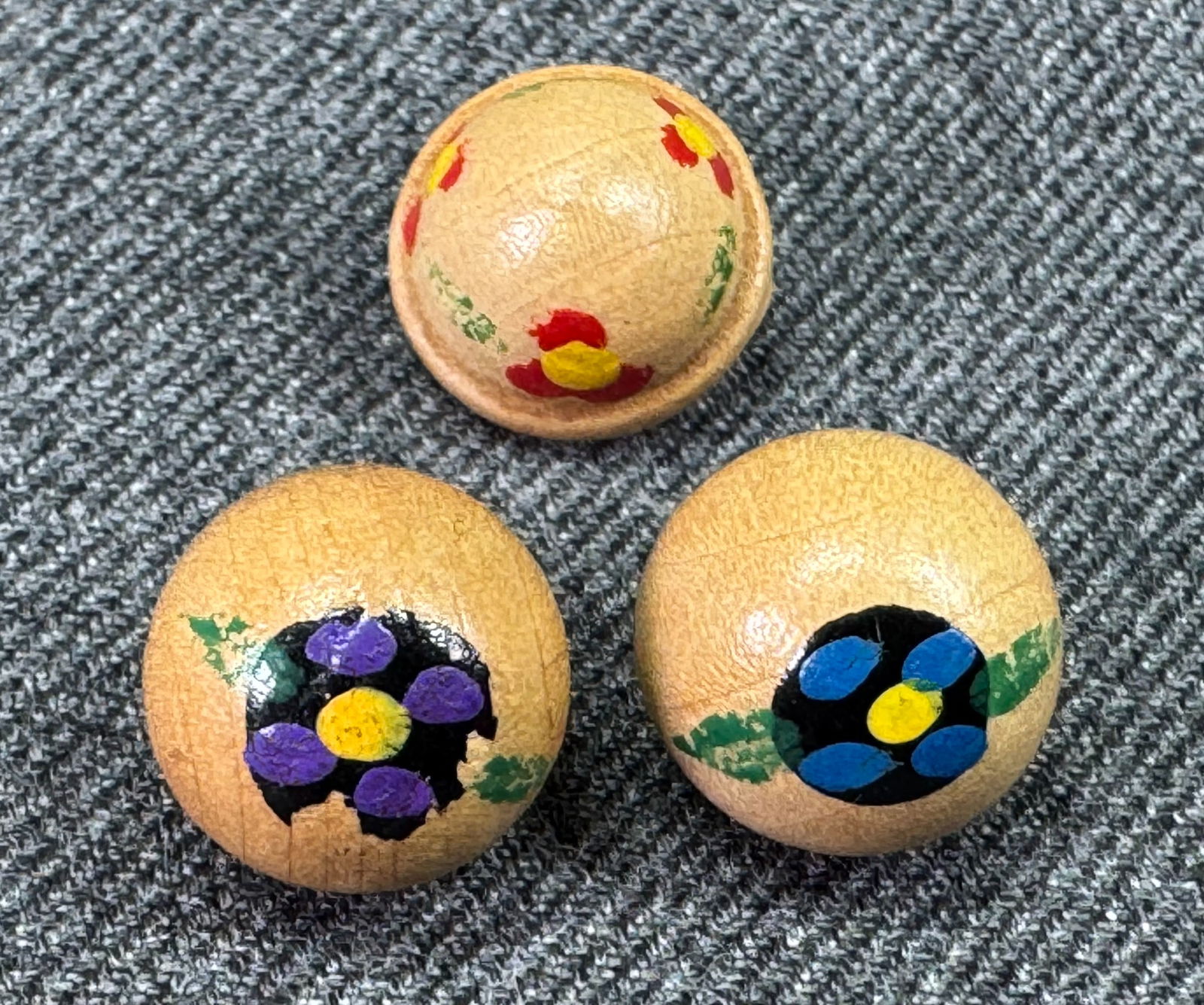 Vintage assorted painted flowers wooden buttons. Lot of 3 (1 of 4)