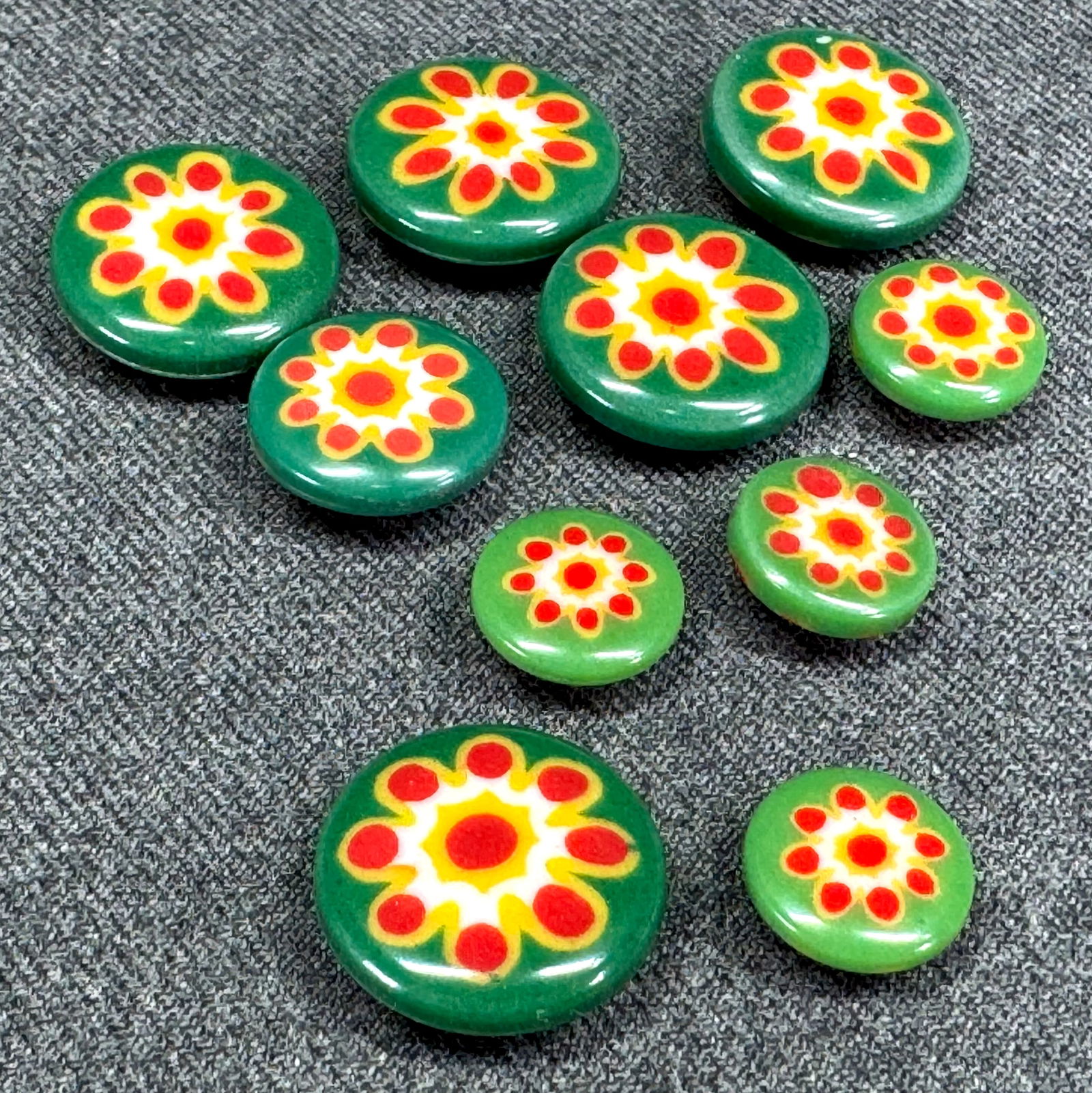 Vintage flower power assorted size green millefiori plastic buttons. Lot of 10. Unused (1 of 4)