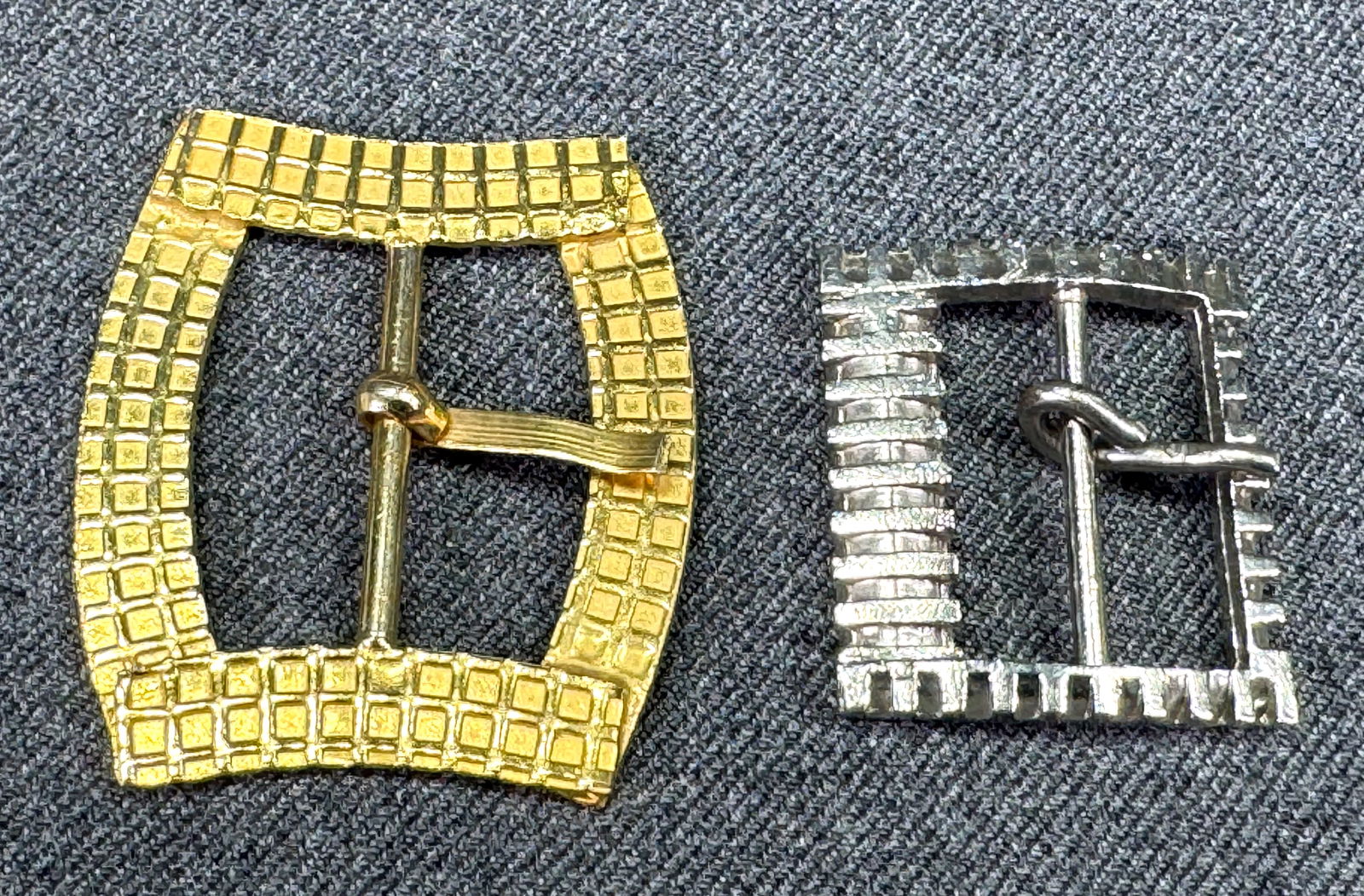 Vintage assorted silver-toned & gold-toned metal belt buckles.: IN HOUSE FLAT SHIPPING & HANDLING COST WITHIN ALL THE U.S. : $7 To bypass LiveShipping, and use our In-House shipping service for $7 or shipping combined for multiple lots, please select “Arrange Yo