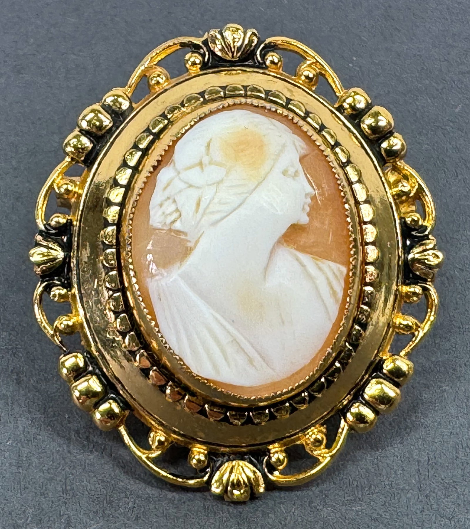 Vintage right facing woman carved shell cameo goldtone setting pin brooch 1AET (1 of 5)