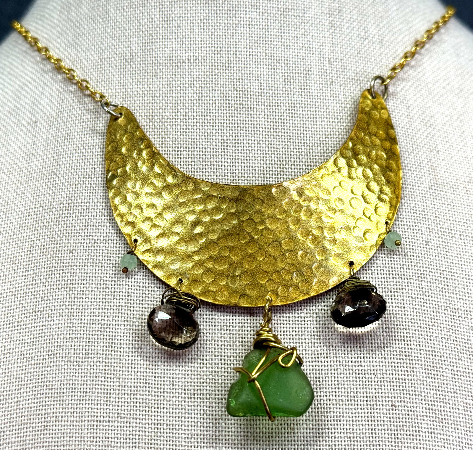 Vintage artsy hammered wired wrapped glass dangles medallion chain necklace: IN HOUSE FLAT SHIPPING & HANDLING COST WITHIN ALL THE U.S. : 7 To bypass LiveShipping, and use our In-House shipping service for 7 or shipping combined for multiple lots, please select “Arrange Your
