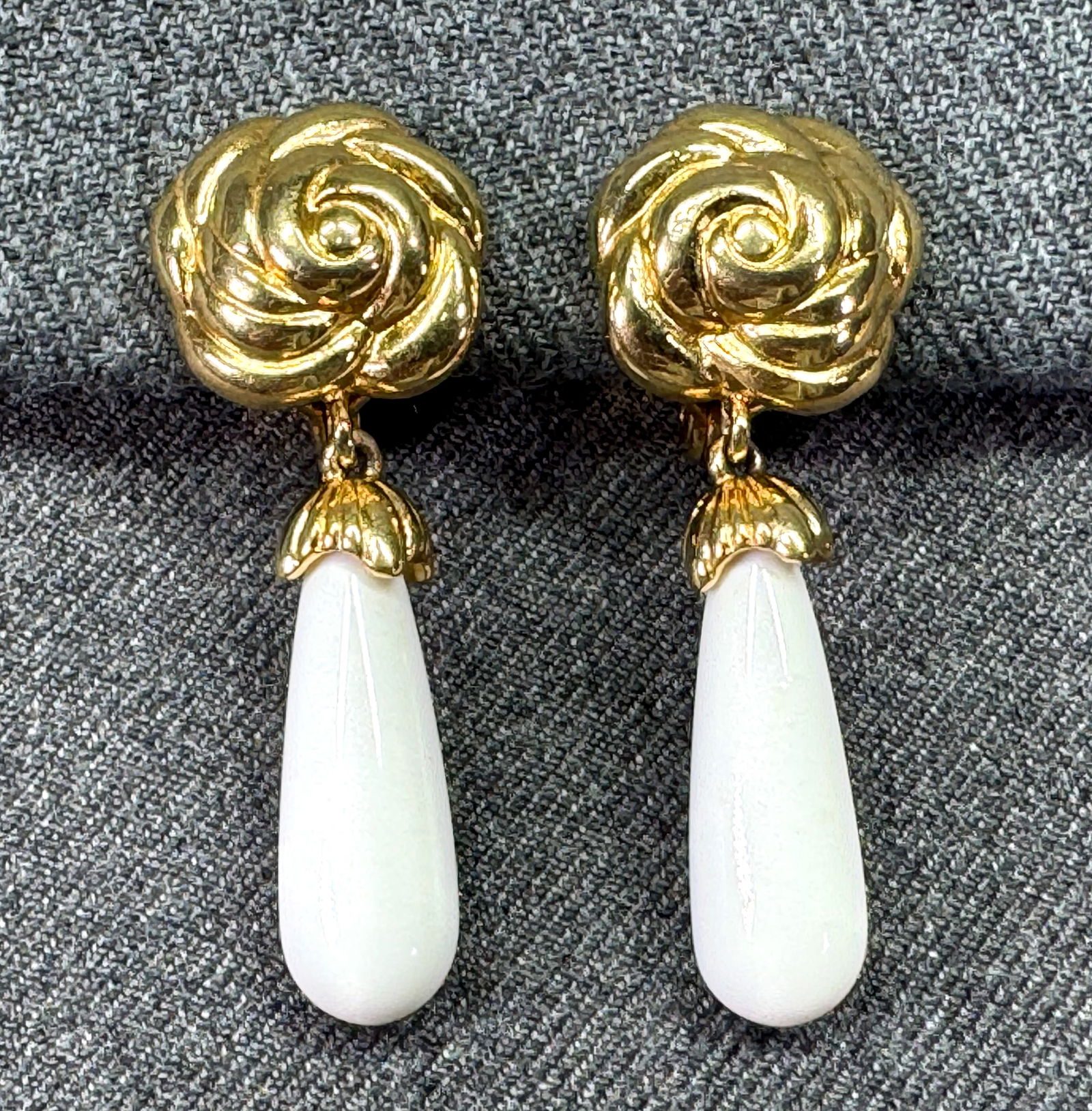 Vintage Monet white plastic drop gold-toned flower clip on earrings (1 of 6)