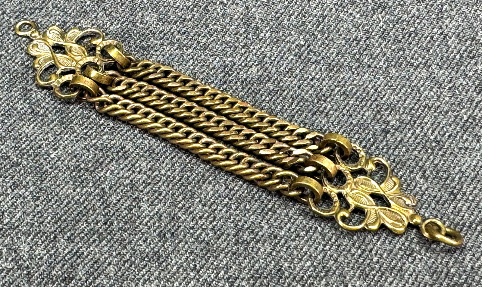 Antique pocket watch fob chain.: Antique gold-toned pocket watch fob chain. Unmarked. For measures please refer to the pictures taken with a measuring tape. Weight: 9 Grams. IN HOUSE FLAT SHIPPING & HANDLING COST WITHIN ALL THE U.S.