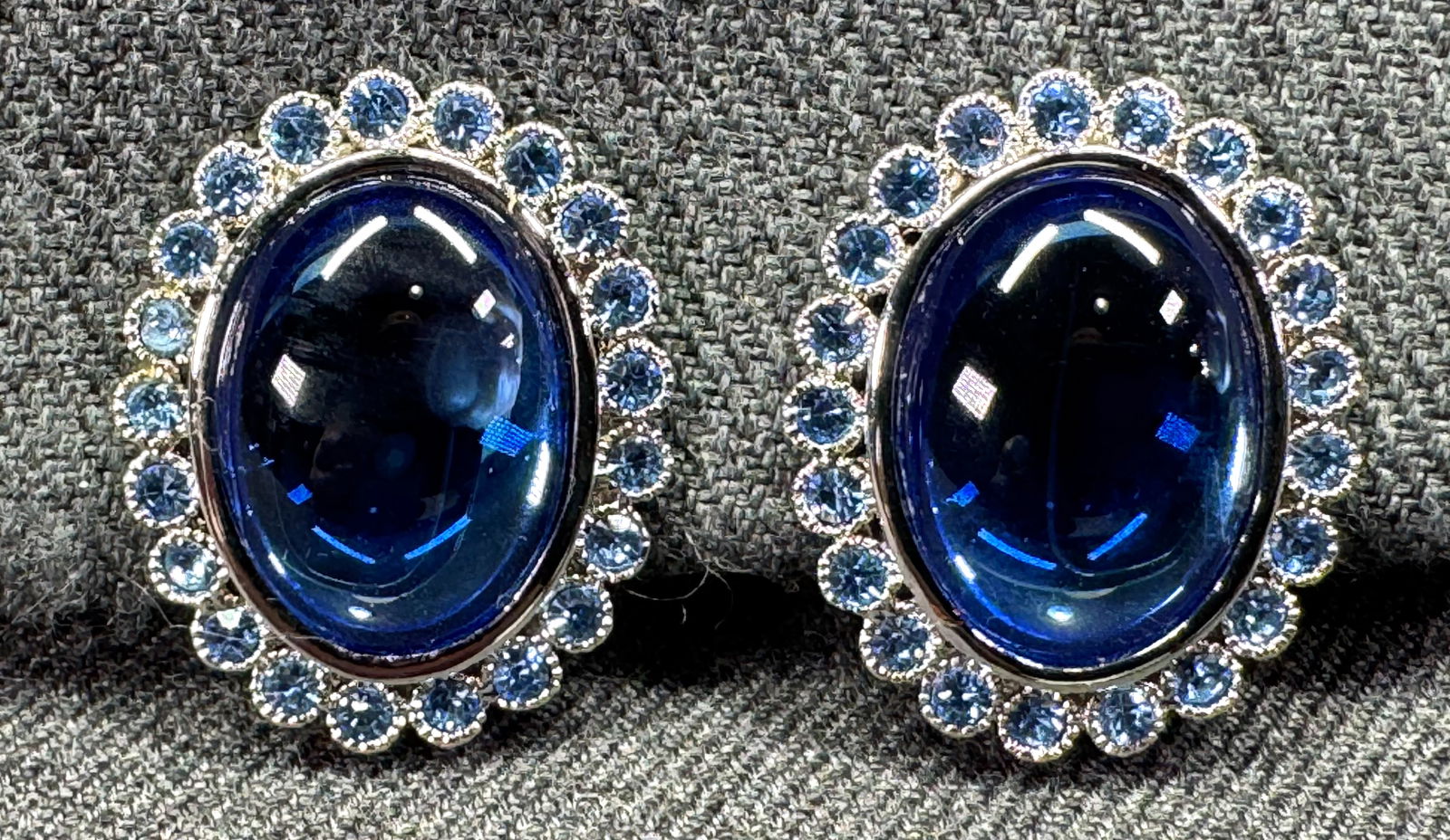 Vintage blue cab & crystals silver-toned clip earrings: Vintage blue cab & crystals silver-toned clip earrings. Unmarked. For measures please refer to the pictures taken with a measuring tape. Weight:12 Grams. IN HOUSE FLAT SHIPPING & HANDLING COST WITHIN