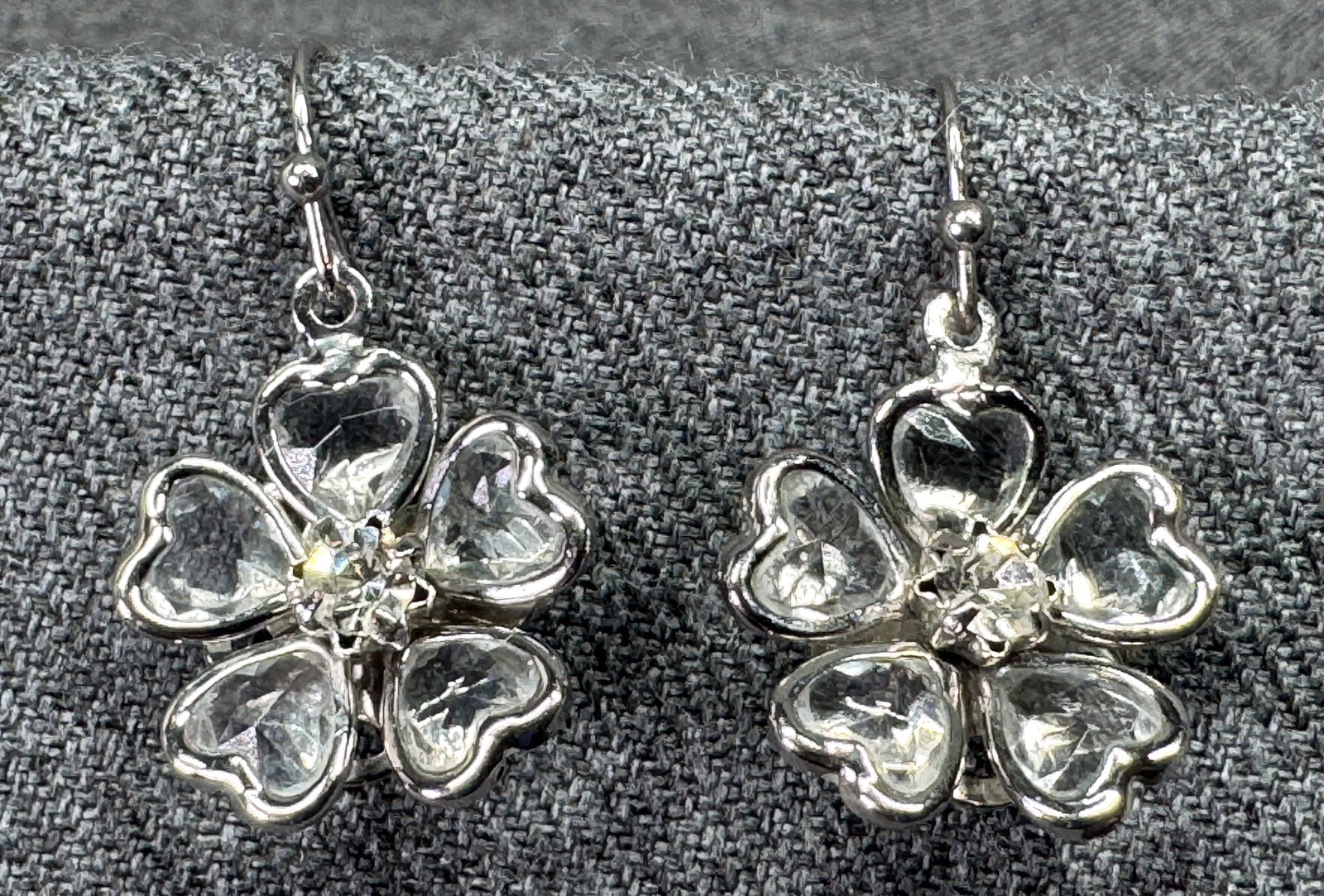 Vintage rhinestones & clear heart bezel set flower hook earrings: Vintage rhinestones & clear heart bezel set flower hook earrings. Silver-toned metal. Unmarked. For measures please refer to the pictures taken with a measuring tape. Weight: 3 Grams. IN HOUSE FLAT SH