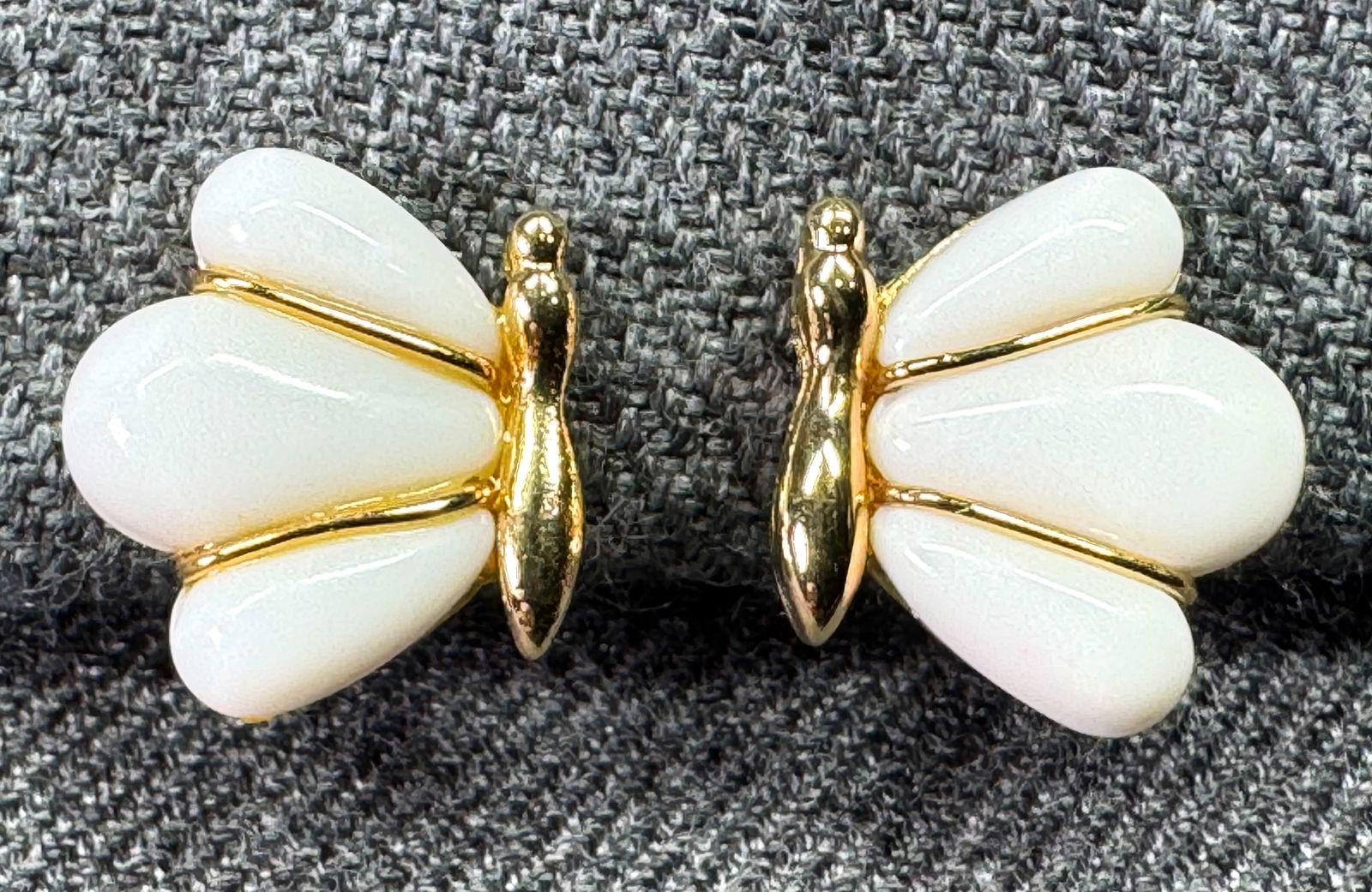 Avon 1981 Gatsby Collection Gold-toned & White Plastic Clip Earrings: IN HOUSE FLAT SHIPPING & HANDLING COST WITHIN ALL THE U.S. : 7 To bypass LiveShipping, and use our In-House shipping service for 7 or shipping combined for multiple lots, plase select “Arrange Your