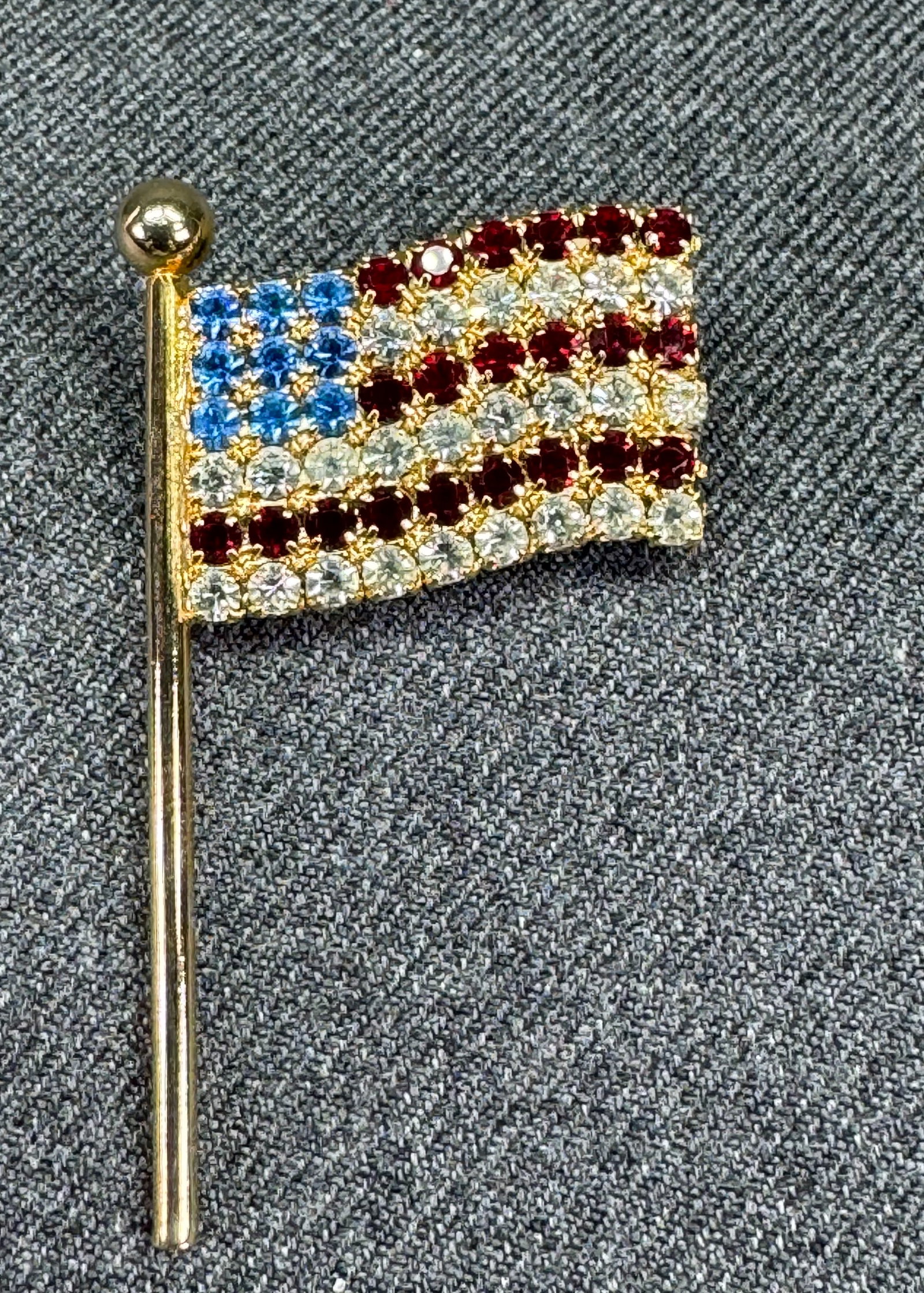 Vintage crystals gold-toned American Flag brooch pin (1 of 4)