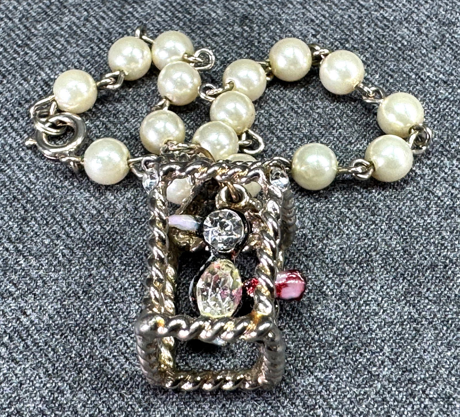 Vintage pearly chain bracelet with an enamel jeweled dangling bird goldtone cage charm: IN HOUSE FLAT SHIPPING & HANDLING COST WITHIN ALL THE U.S. : 7 To bypass LiveShipping, and use our In-House shipping service for 7 or shipping combined for multiple lots, please select “Arrange Your
