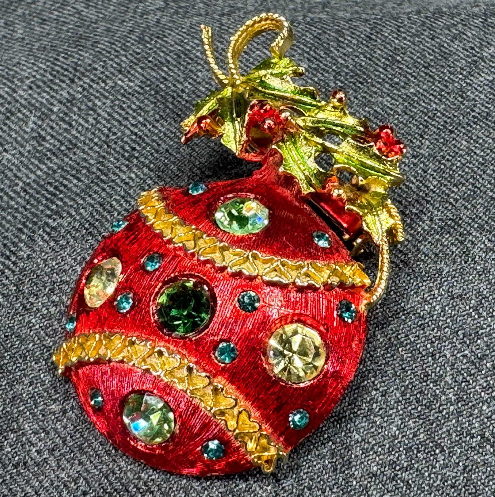 Vintage Weiss crystals enamel gold toned Christmas ornament brooch pin. Marked: IN HOUSE FLAT SHIPPING & HANDLING COST WITHIN ALL THE U.S. : 7 To bypass LiveShipping, and use our In-House shipping service for 7 or shipping combined for multiple lots, please select “Arrange Your