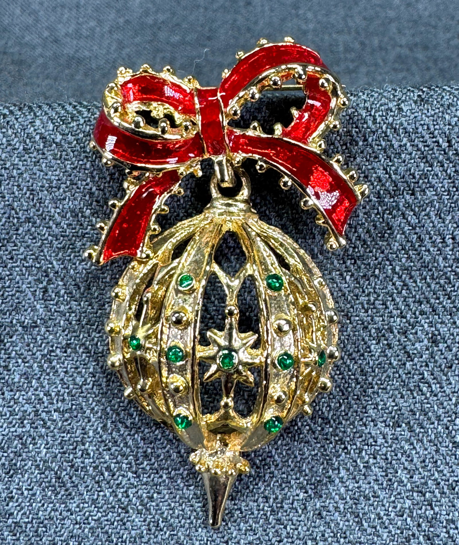 Vintage AAI Christmas bow with ornament dangle brooch pin. Enamel goldt-toned metal: IN HOUSE FLAT SHIPPING & HANDLING COST WITHIN ALL THE U.S. : 7 To bypass LiveShipping, and use our In-House shipping service for 7 or shipping combined for multiple lots, please select “Arrange Your