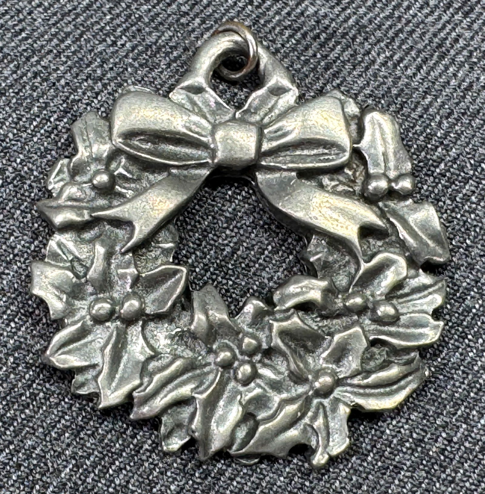 Vintage pewter Christmas wreath ornament pendant: IN HOUSE FLAT SHIPPING & HANDLING COST WITHIN ALL THE U.S. : 7 To bypass LiveShipping, and use our In-House shipping service for 7 or shipping combined for multiple lots, plase select “Arrange Your