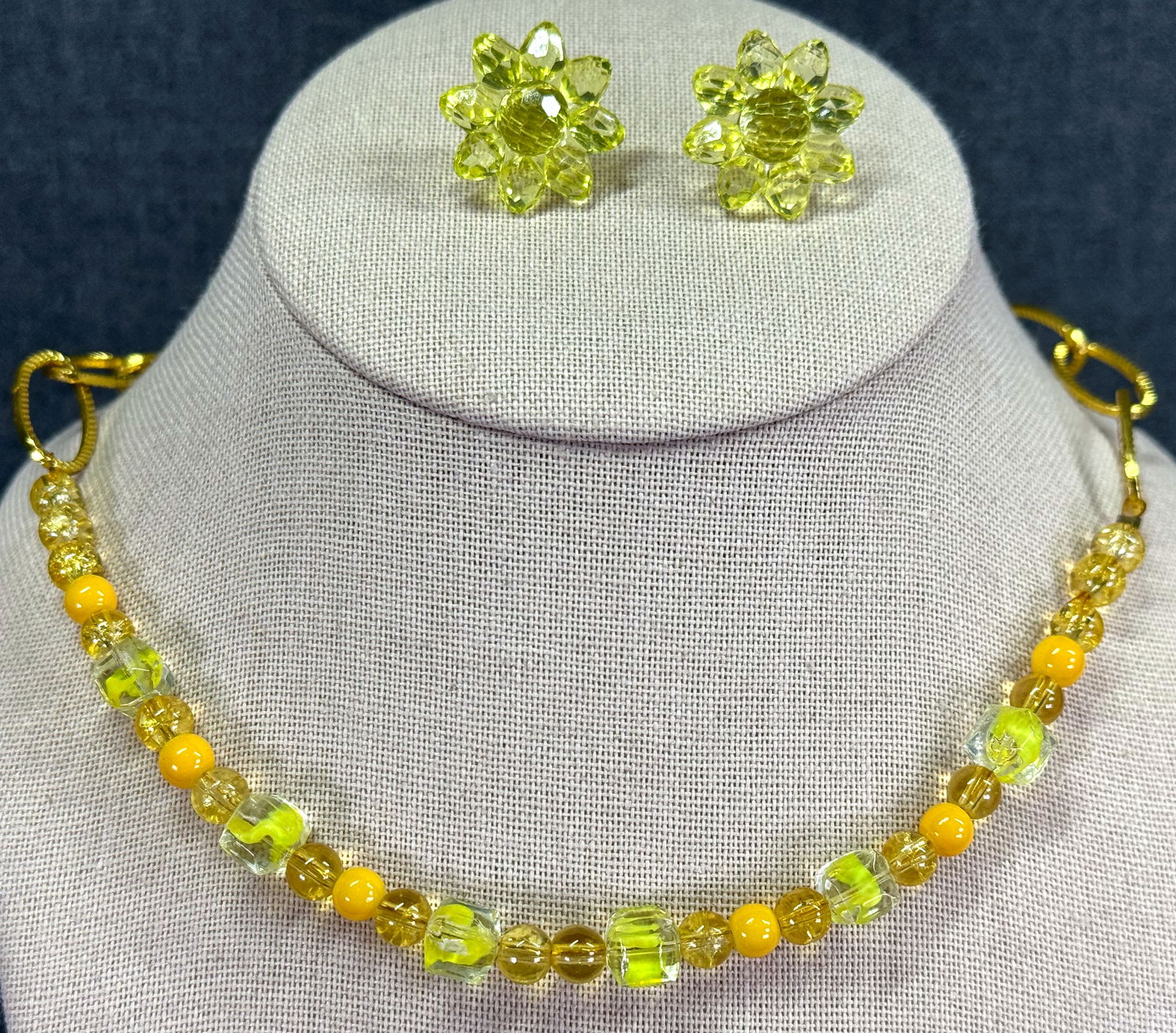 Vintage assorted lucite yellowish beads goldtone chain necklace and flower stud earrings (1 of 7)
