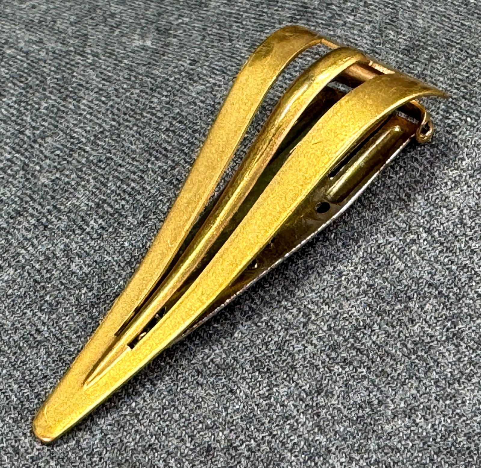 Vintage art deco goldtone metal clip brooch (1 of 5)