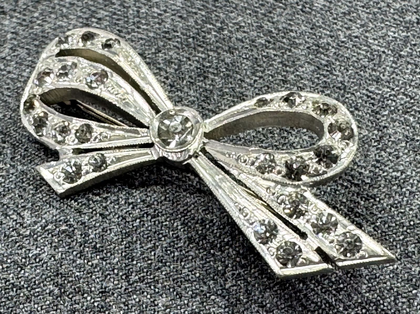 Vintage art deco encrusted crystals silvertone bow brooch pin (1 of 6)