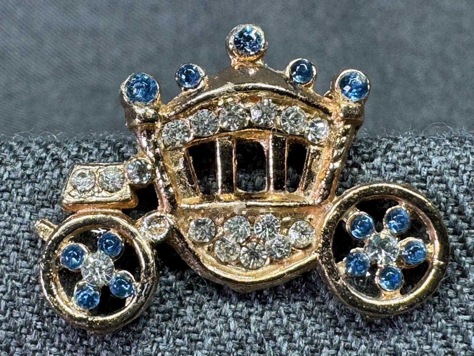 Vintage crystals gold-toned carriage brooch pin (1 of 5)