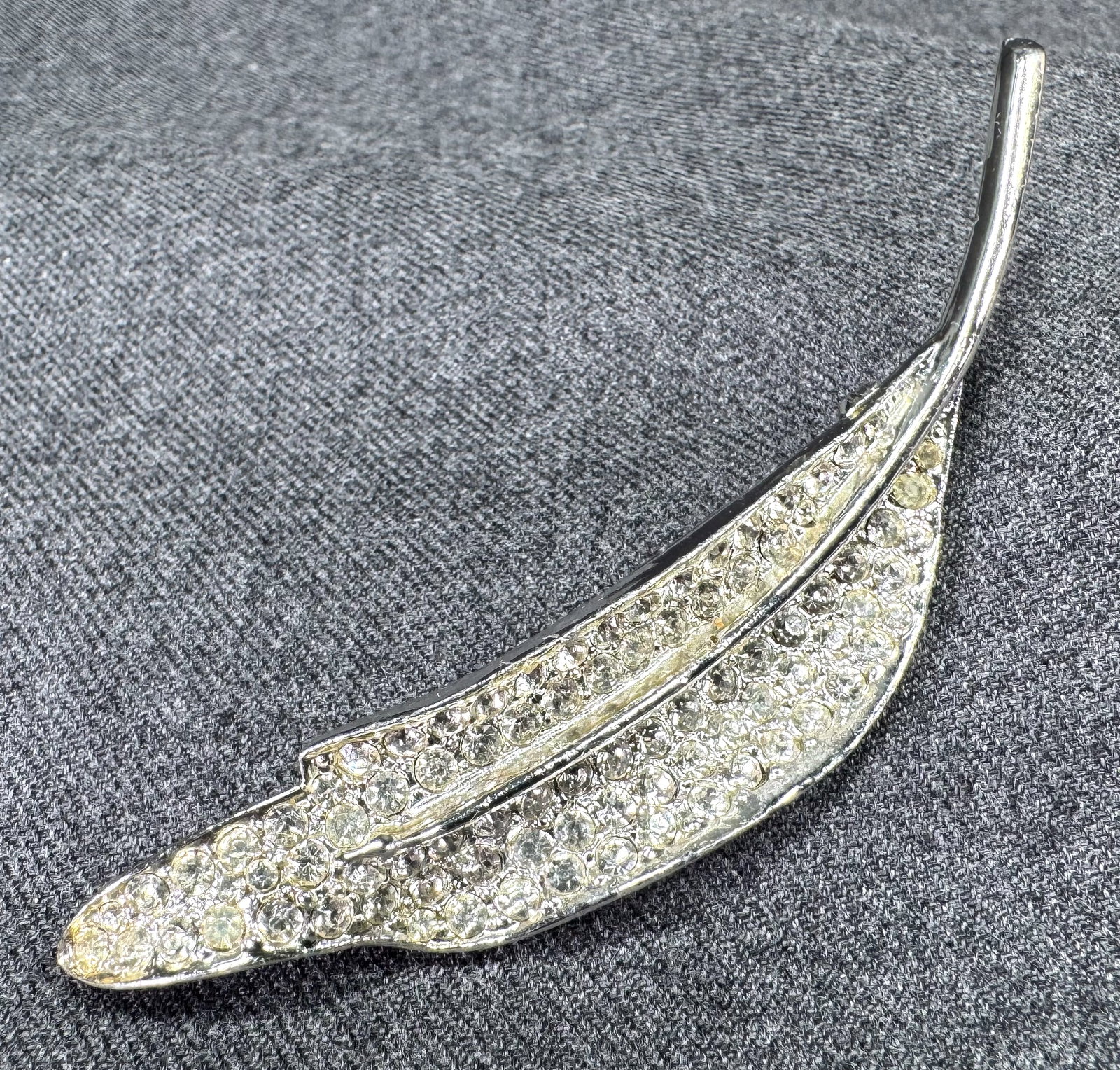 Vintage art deco style clear rhinestones silvertone metal leaf pin brooch: IN HOUSE FLAT SHIPPING & HANDLING COST WITHIN ALL THE U.S. : 7 To bypass LiveShipping, and use our In-House shipping service for 7 or shipping combined for multiple lots, please select “Arrange Your