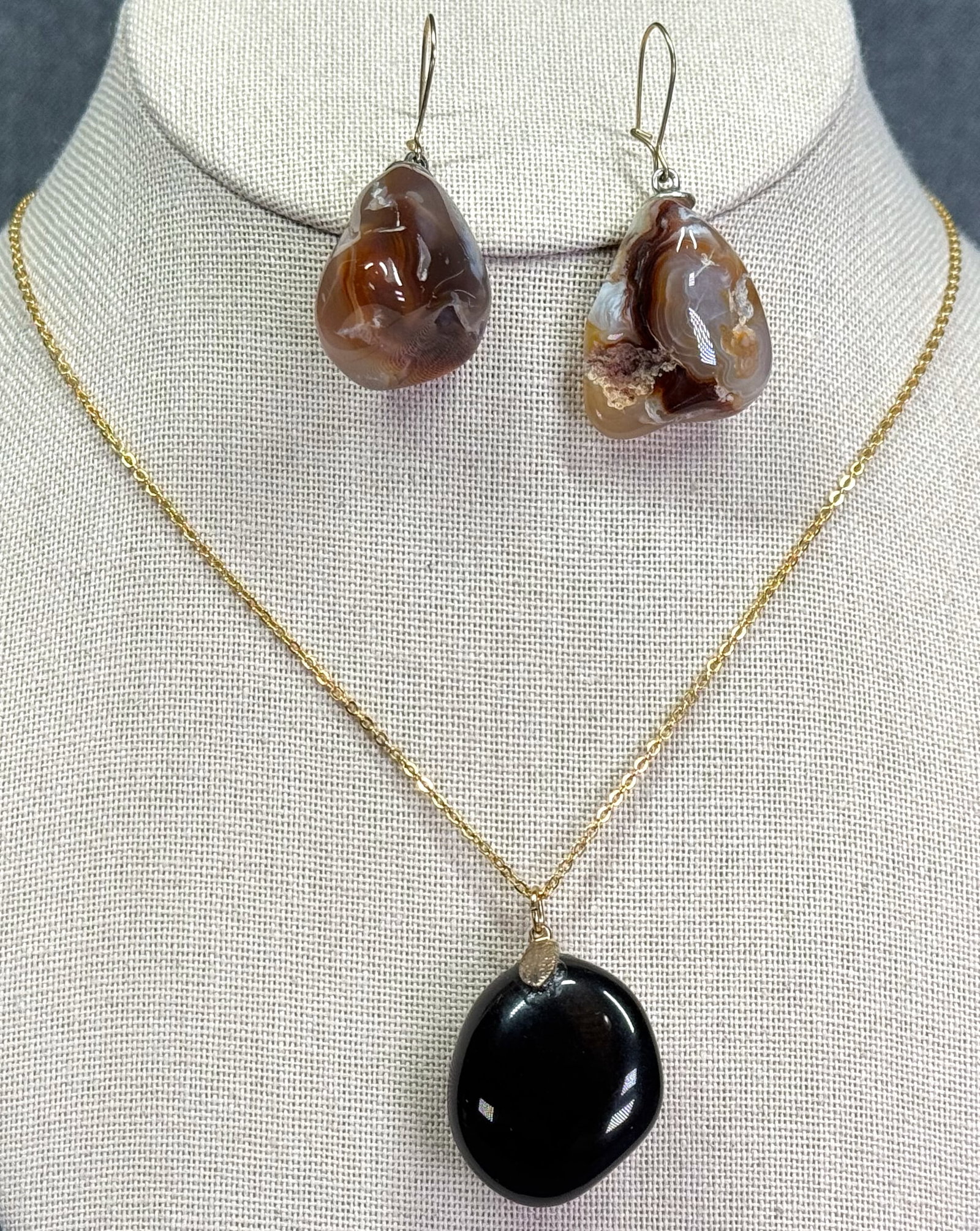 Vintage smoke gray stone pendant chain necklace & marbled brown pierced earrings: IN HOUSE FLAT SHIPPING & HANDLING COST WITHIN ALL THE U.S. : 7 To bypass LiveShipping, and use our In-House shipping service for 7 or shipping combined for multiple lots, please select “Arrange Your