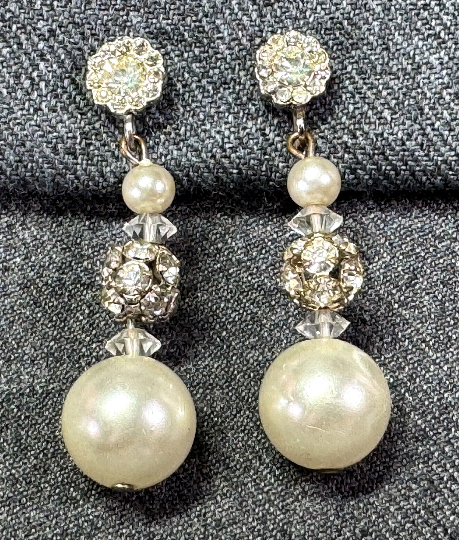 Vintage clear crystals & pearly beads flower with dangle silvertone clip on earrings: IN HOUSE FLAT SHIPPING & HANDLING COST WITHIN ALL THE U.S. : 7 To bypass LiveShipping, and use our In-House shipping service for 7 or shipping combined for multiple lots, please select “Arrange Your