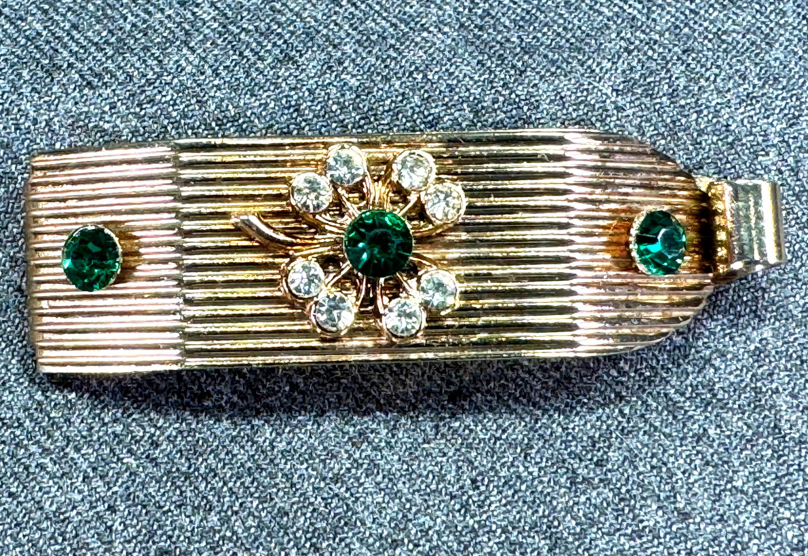 Vintage clear & green rhinestones striped goldtone metal scarf sliding barrette: IN HOUSE FLAT SHIPPING & HANDLING COST WITHIN ALL THE U.S. : 7 To bypass LiveShipping, and use our In-House shipping service for 7 or shipping combined for multiple lots, please select “Arrange Your