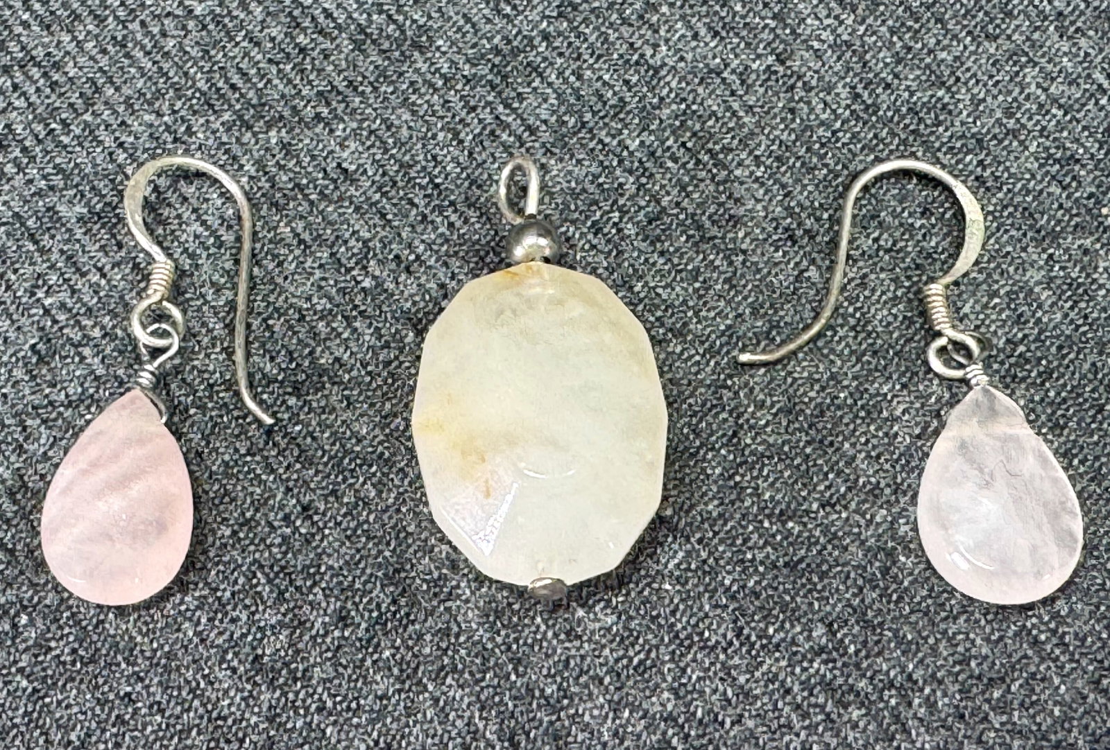 Vintage faceted rose resin beads silvertone metal pendant and hook earrings: IN HOUSE FLAT SHIPPING & HANDLING COST WITHIN ALL THE U.S. : 7 To bypass LiveShipping, and use our In-House shipping service for 7 or shipping combined for multiple lots, please select “Arrange Your