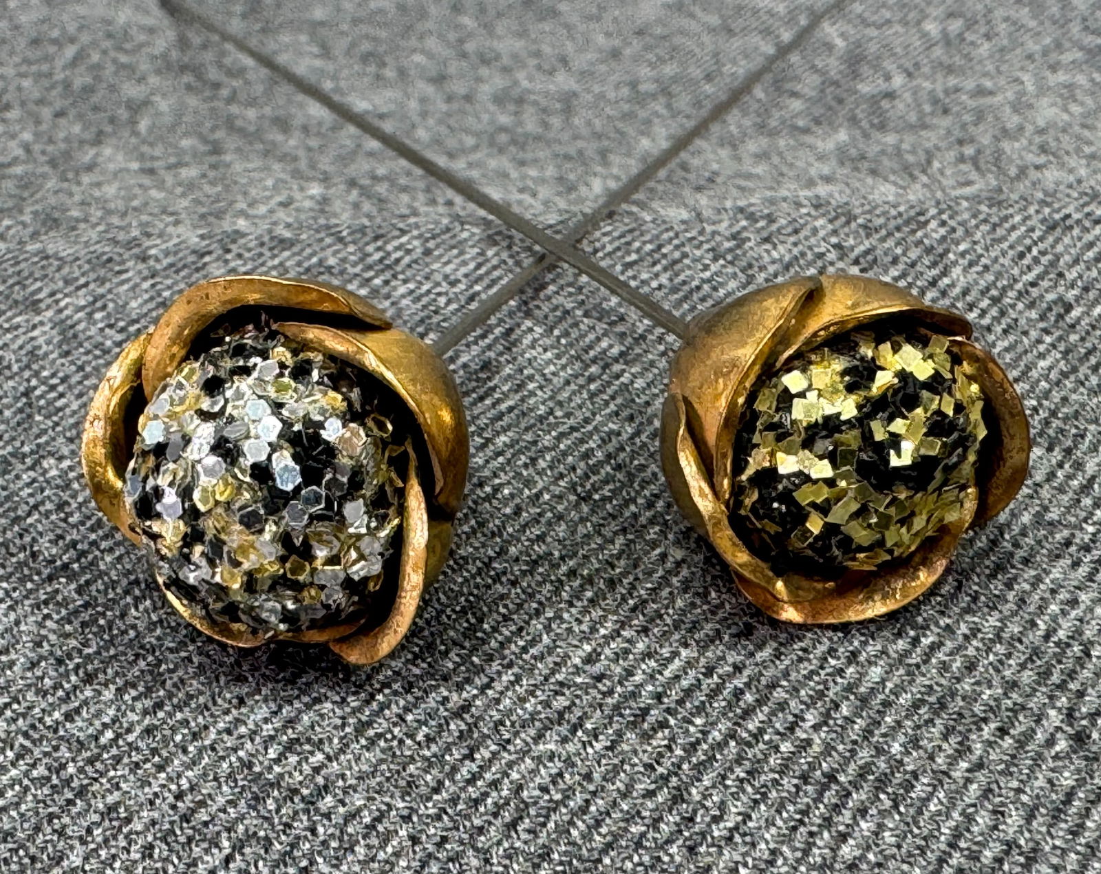 Vintage flower hat pins hatpins. Golden/black & silver/black confetti goldtoned metal: IN HOUSE FLAT SHIPPING & HANDLING COST WITHIN ALL THE U.S. : 7 To bypass LiveShipping, and use our In-House shipping service for 7 or shipping combined for multiple lots, please select “Arrange Your